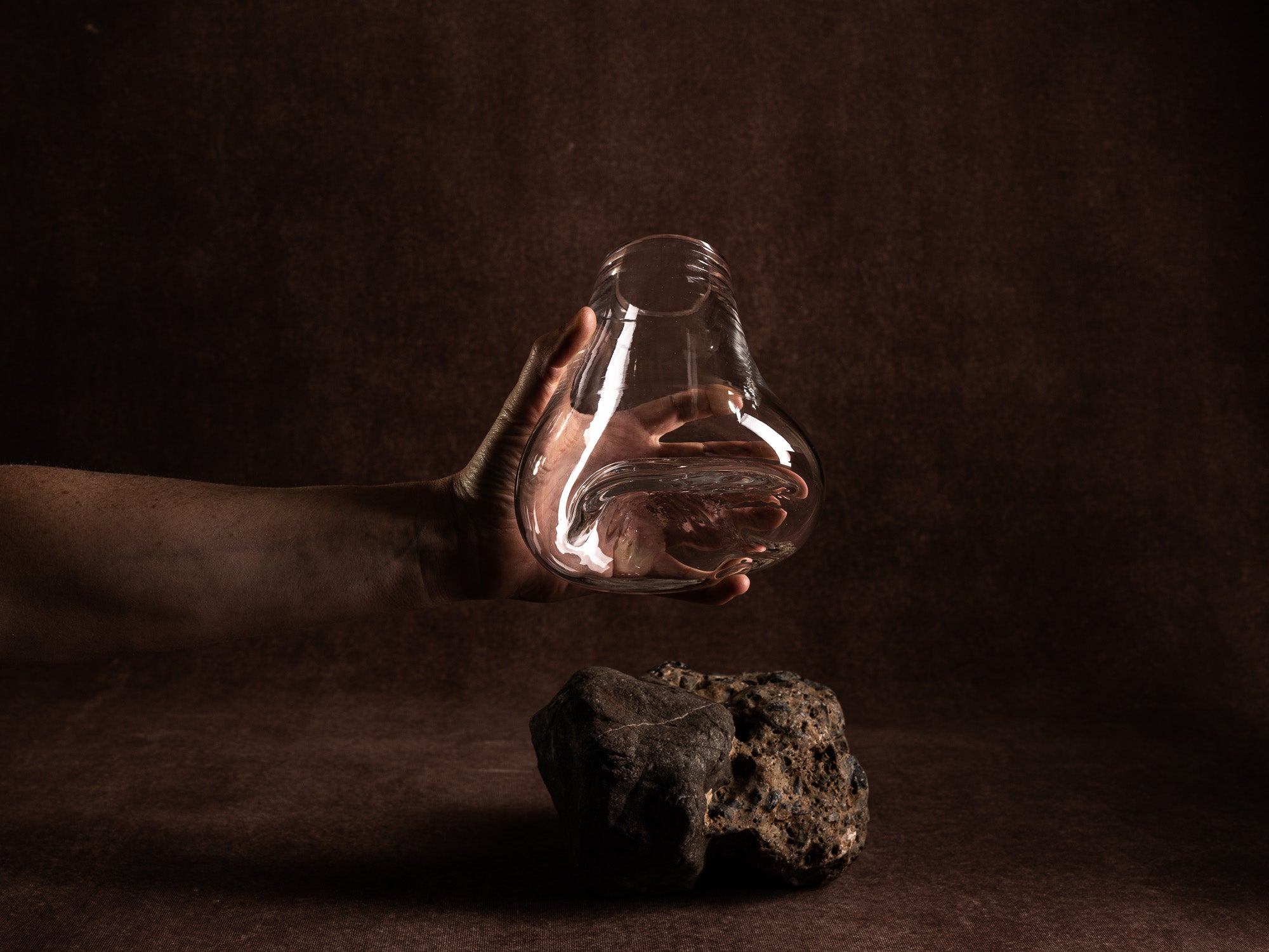 Vase‑sculpture "konglomerat pudding" de Lætitia Jacquetton, France (2021)..Sculpture‑vase "konglomerat pudding" by Lætitia Jacquetton, France (2021)