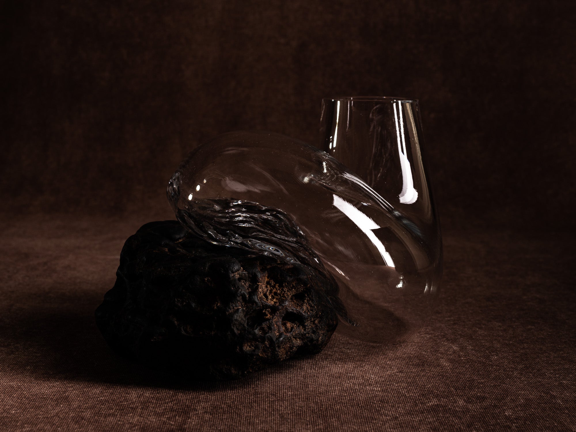 Vase‑sculpture "Magma" de Lætitia Jacquetton, France (2021)..Sculpture‑vase "Magma" by Lætitia Jacquetton, France (2021)