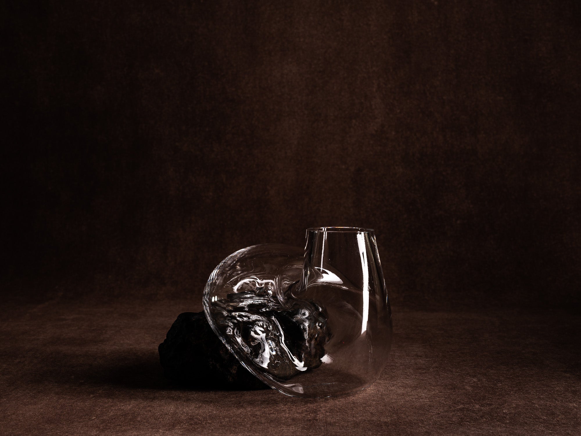 Vase‑sculpture "Magma" de Lætitia Jacquetton, France (2021)..Sculpture‑vase "Magma" by Lætitia Jacquetton, France (2021)