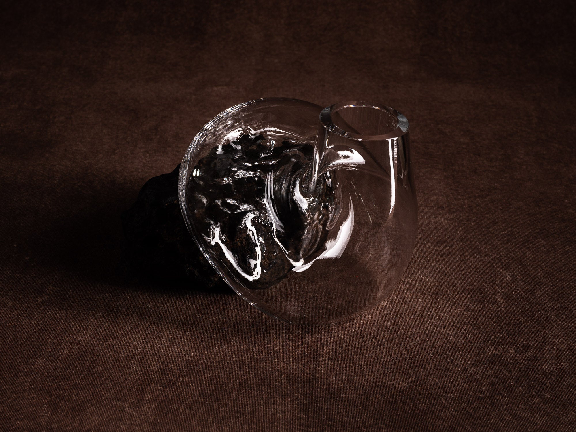 Vase‑sculpture "Magma" de Lætitia Jacquetton, France (2021)..Sculpture‑vase "Magma" by Lætitia Jacquetton, France (2021)