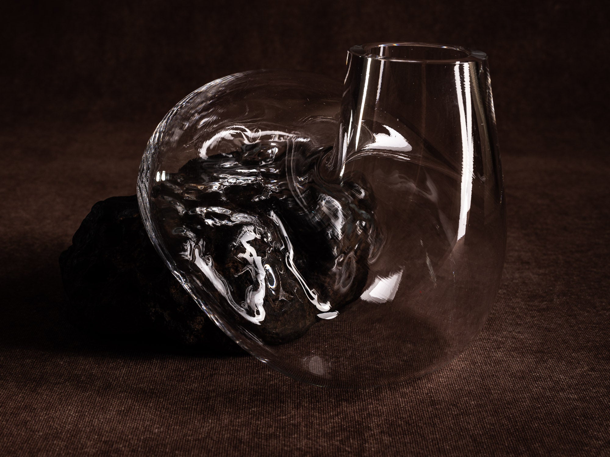 Vase‑sculpture "Magma" de Lætitia Jacquetton, France (2021)..Sculpture‑vase "Magma" by Lætitia Jacquetton, France (2021)