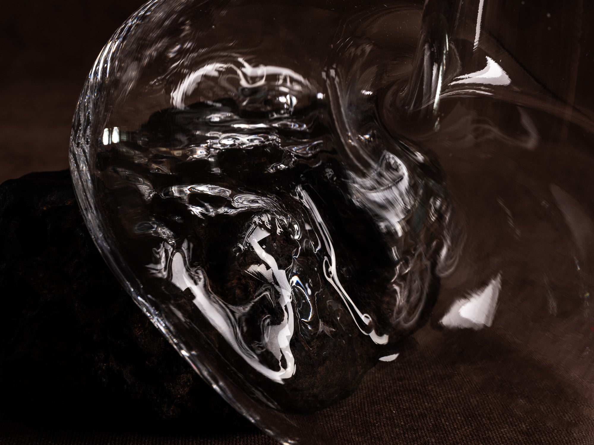 Vase‑sculpture "Magma" de Lætitia Jacquetton, France (2021)..Sculpture‑vase "Magma" by Lætitia Jacquetton, France (2021)