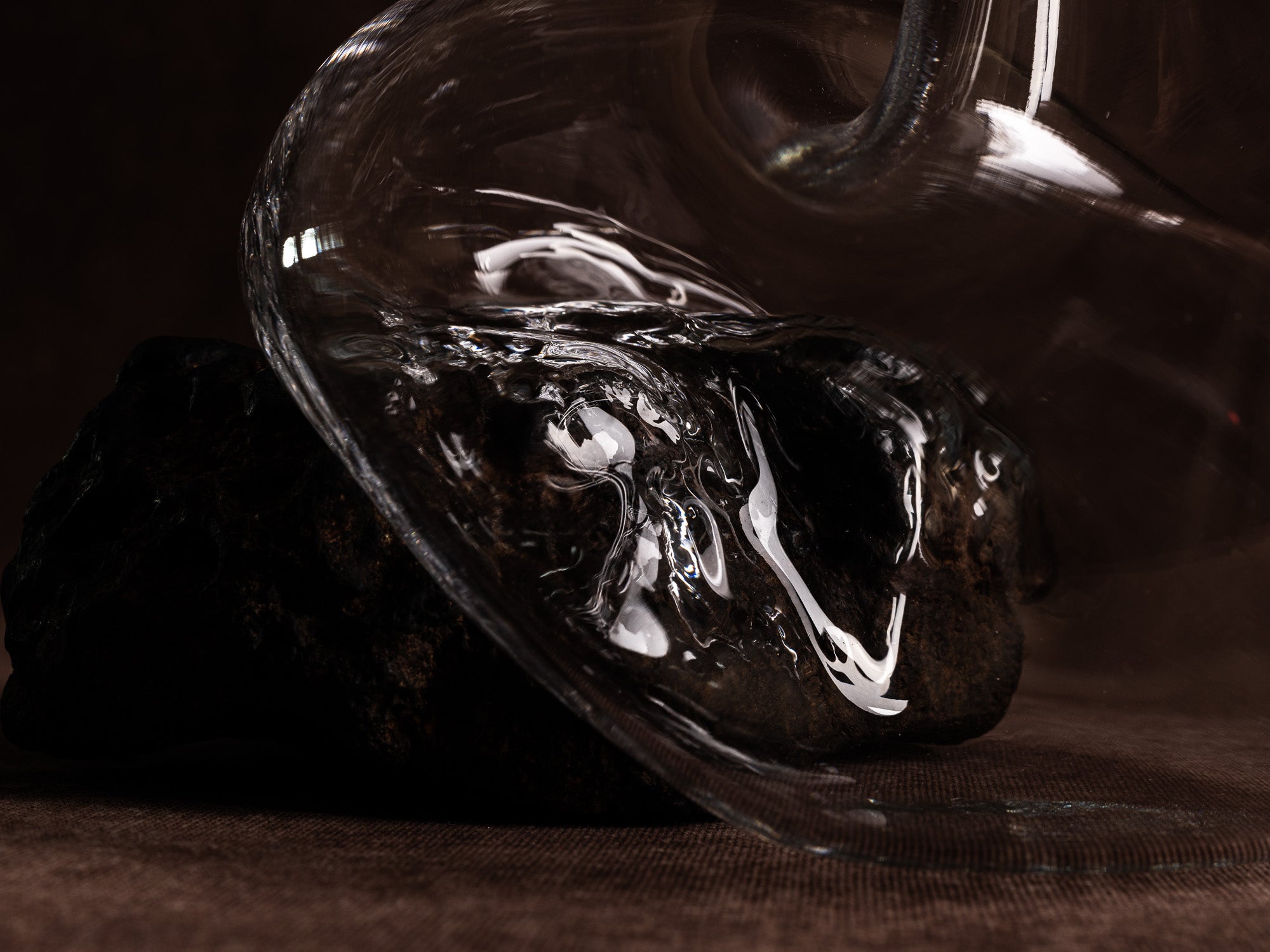 Vase‑sculpture "Magma" de Lætitia Jacquetton, France (2021)..Sculpture‑vase "Magma" by Lætitia Jacquetton, France (2021)