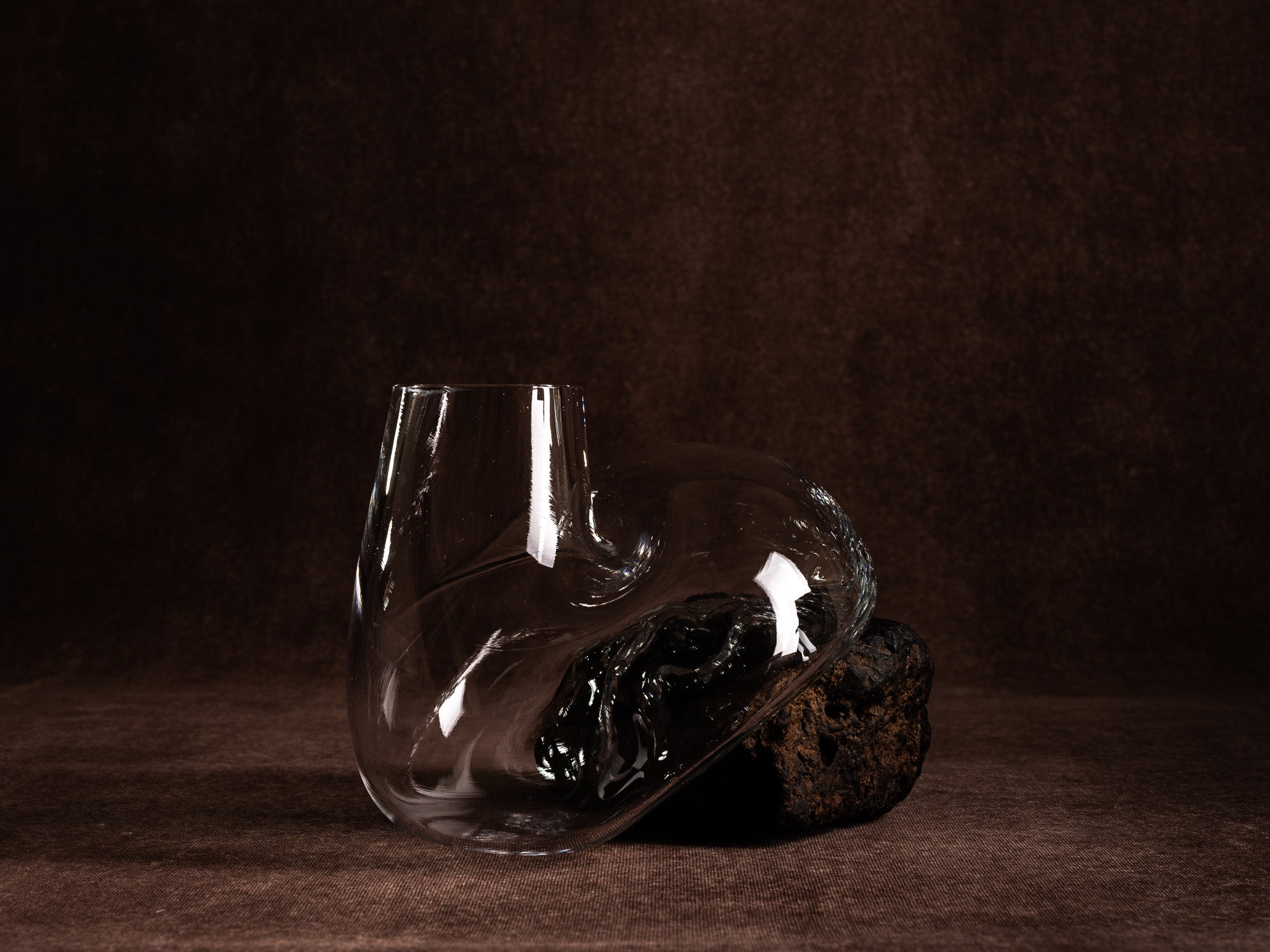 Vase‑sculpture "Magma" de Lætitia Jacquetton, France (2021)..Sculpture‑vase "Magma" by Lætitia Jacquetton, France (2021)