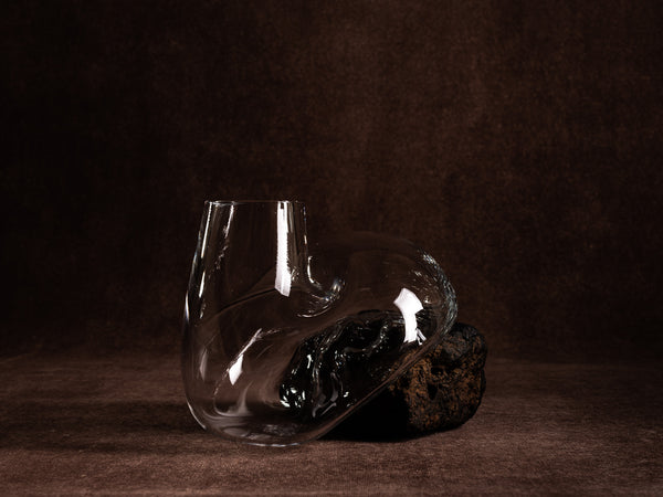 Vase&#x2011;sculpture "Magma" de Lætitia Jacquetton, France (2021)..Sculpture&#x2011;vase "Magma" by Lætitia Jacquetton, France (2021)