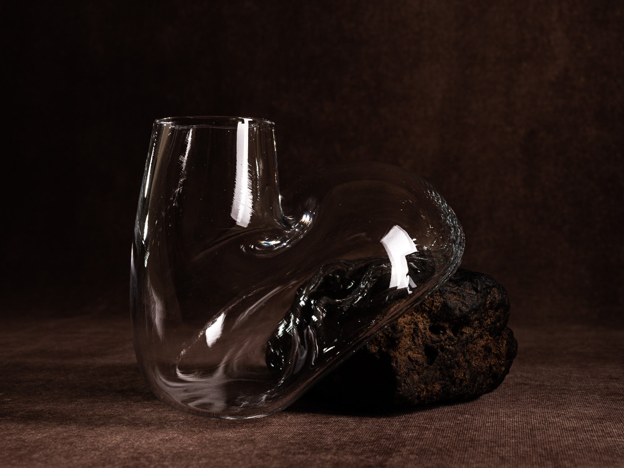 Vase‑sculpture "Magma" de Lætitia Jacquetton, France (2021)..Sculpture‑vase "Magma" by Lætitia Jacquetton, France (2021)