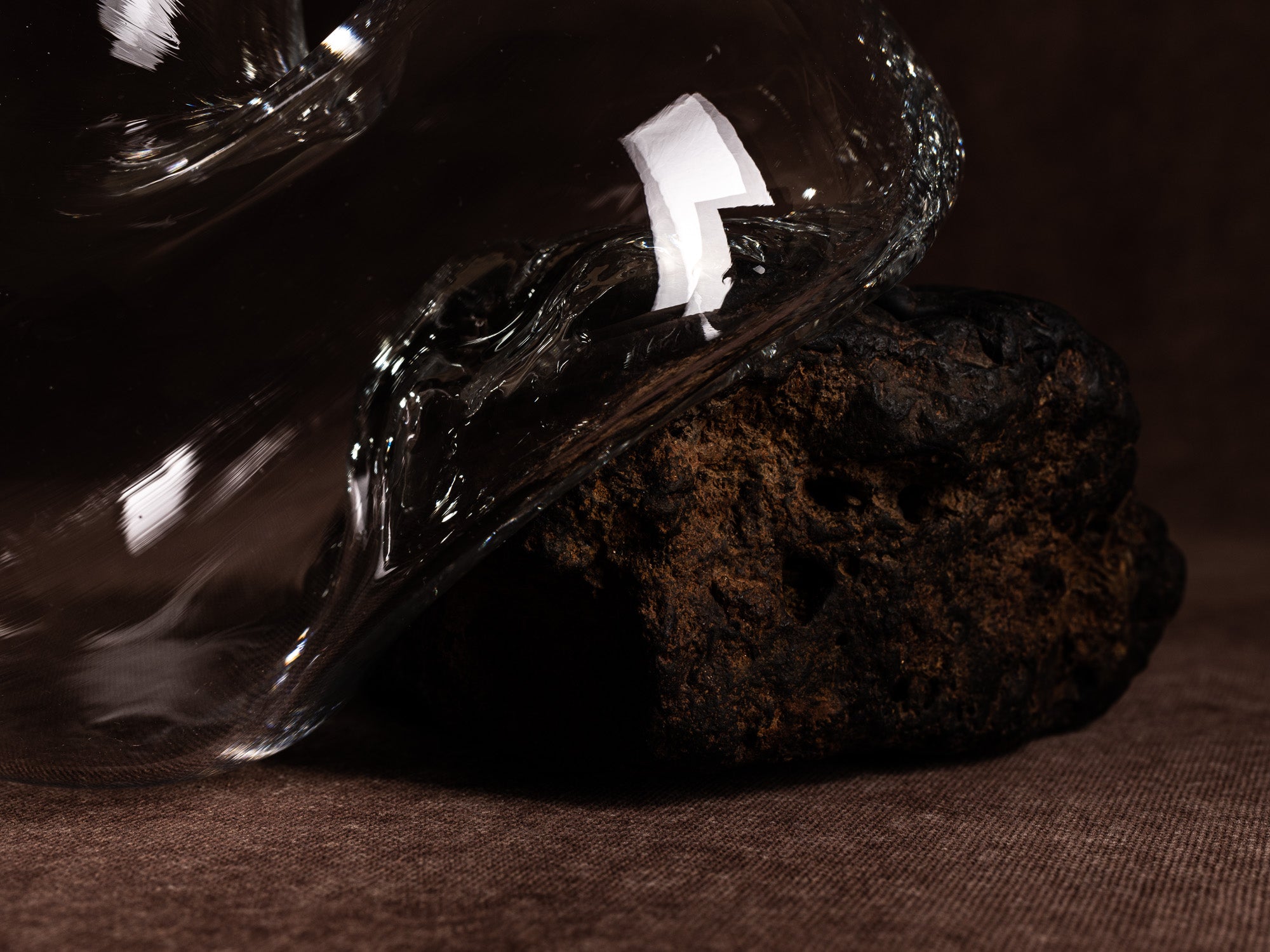 Vase‑sculpture "Magma" de Lætitia Jacquetton, France (2021)..Sculpture‑vase "Magma" by Lætitia Jacquetton, France (2021)