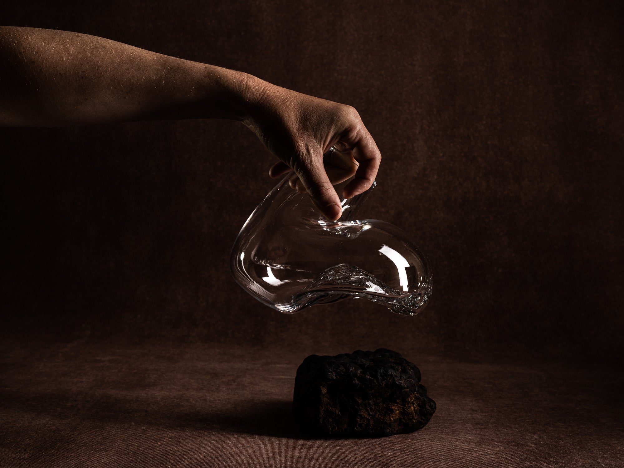 Vase‑sculpture "Magma" de Lætitia Jacquetton, France (2021)..Sculpture‑vase "Magma" by Lætitia Jacquetton, France (2021)