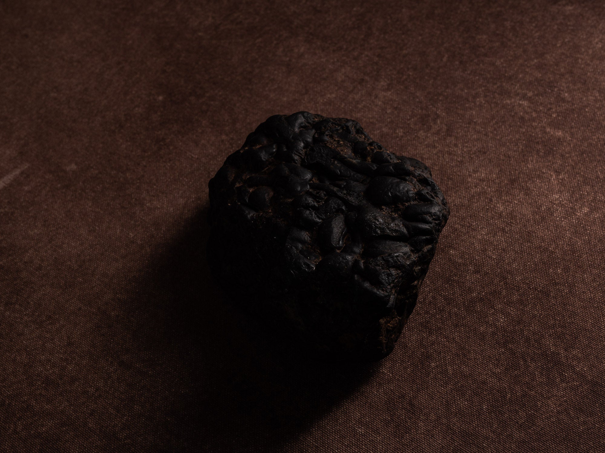 Vase‑sculpture "Magma" de Lætitia Jacquetton, France (2021)..Sculpture‑vase "Magma" by Lætitia Jacquetton, France (2021)