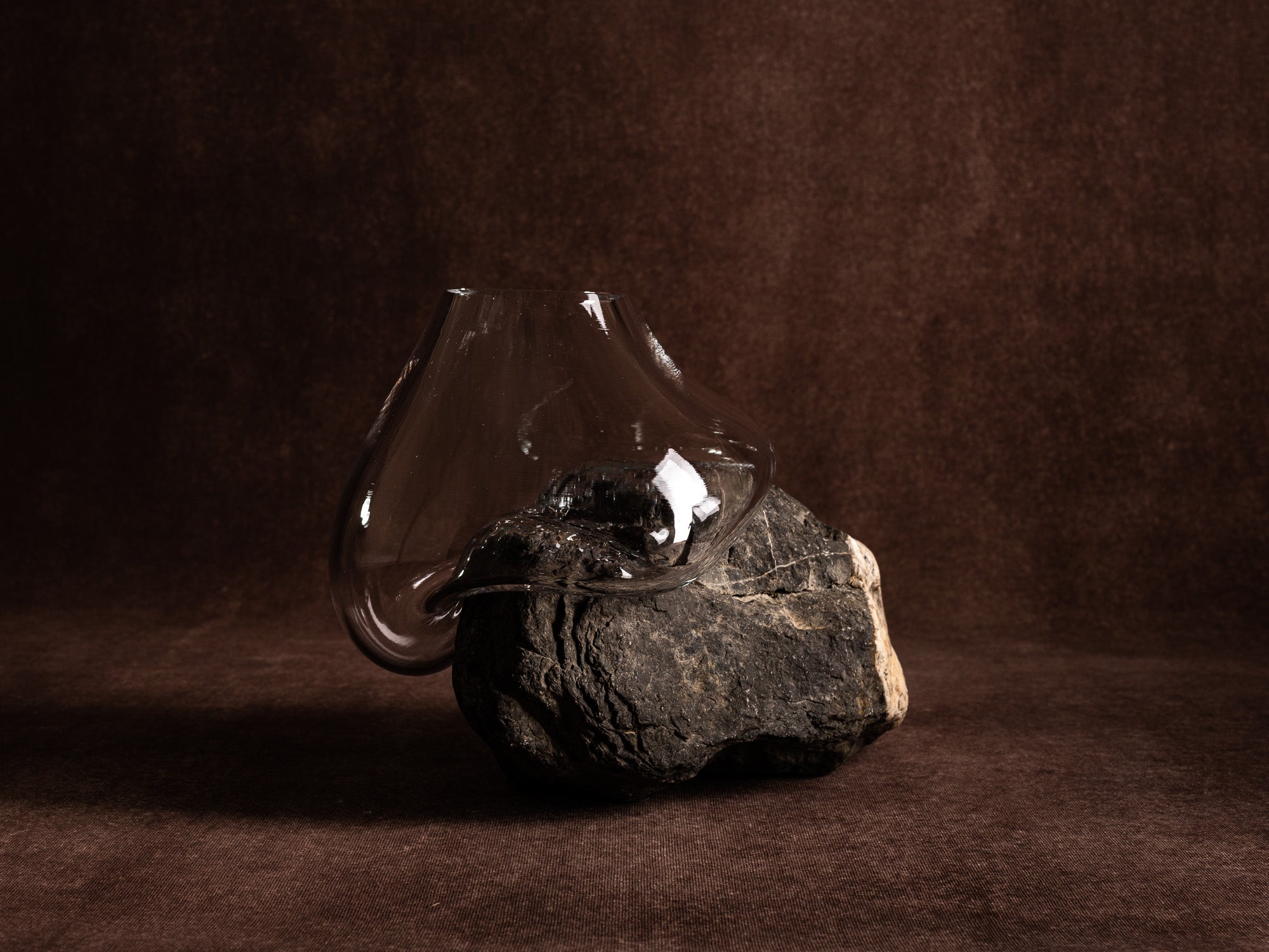 Vase‑sculpture "Aigle de Bonelli" de Lætitia Jacquetton, France (2021)..Sculpture‑vase "Aigle de Bonelli" by Lætitia Jacquetton, France (2021)