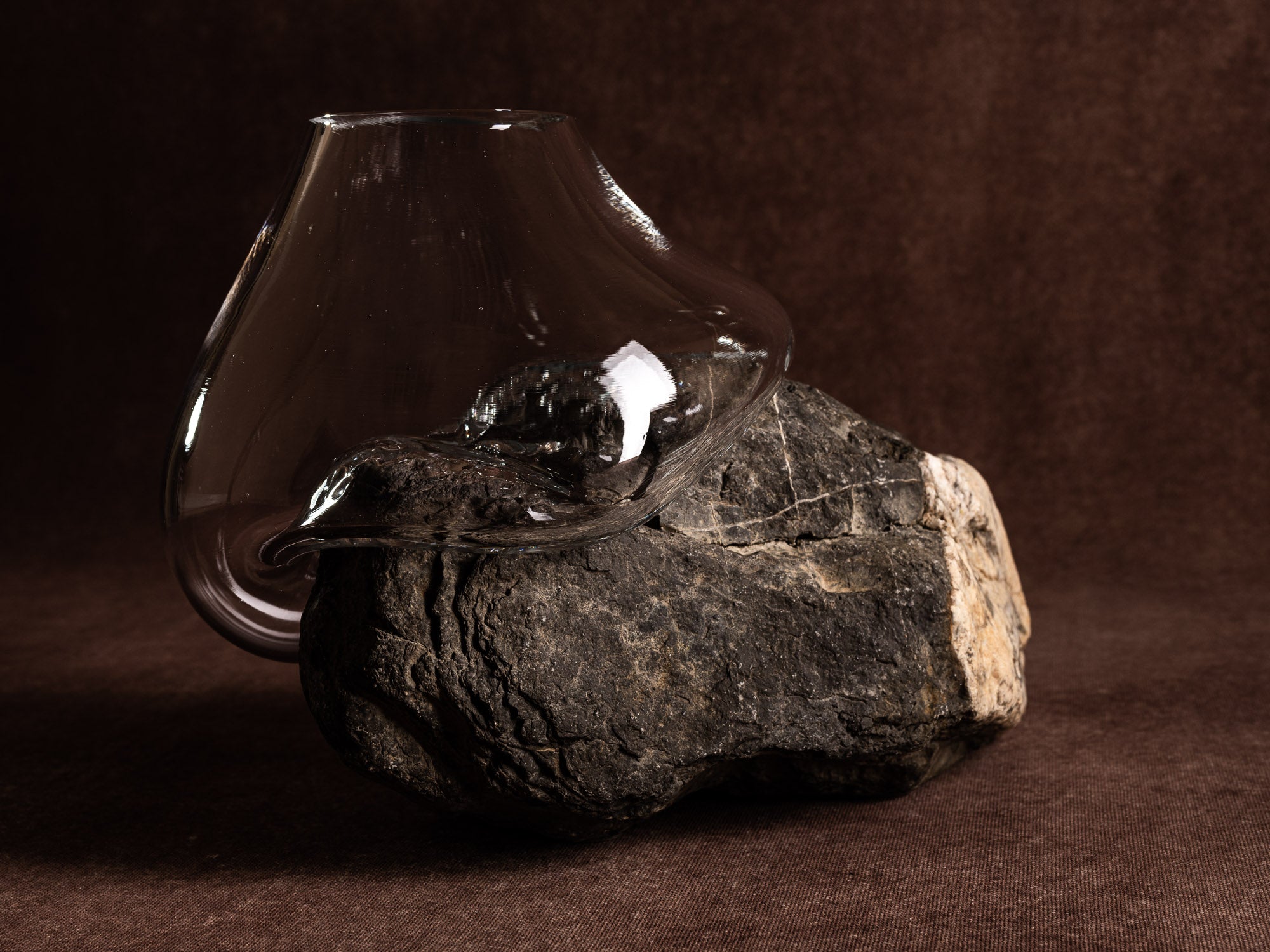 Vase‑sculpture "Aigle de Bonelli" de Lætitia Jacquetton, France (2021)..Sculpture‑vase "Aigle de Bonelli" by Lætitia Jacquetton, France (2021)