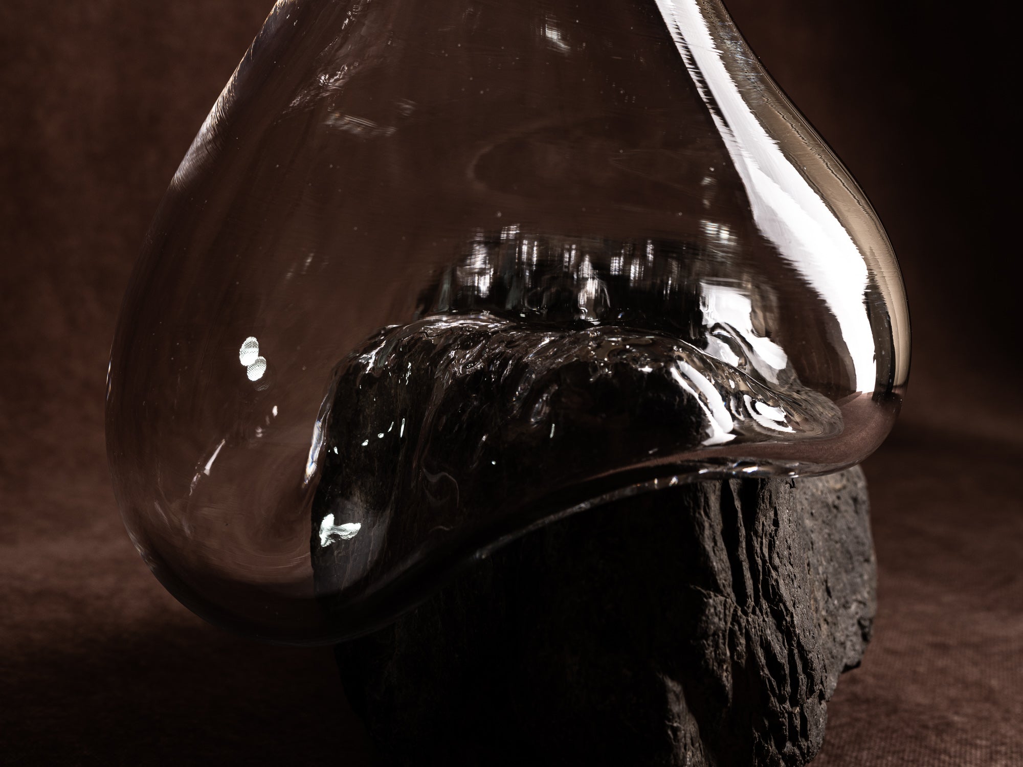 Vase‑sculpture "Aigle de Bonelli" de Lætitia Jacquetton, France (2021)..Sculpture‑vase "Aigle de Bonelli" by Lætitia Jacquetton, France (2021)