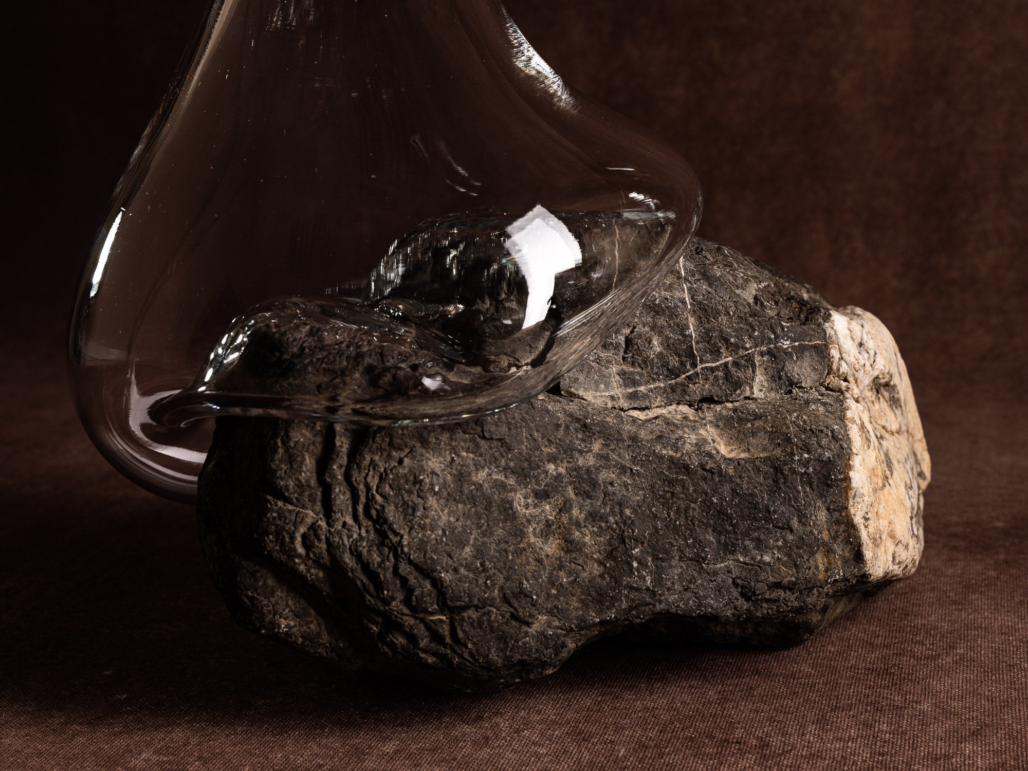 Vase‑sculpture "Aigle de Bonelli" de Lætitia Jacquetton, France (2021)..Sculpture‑vase "Aigle de Bonelli" by Lætitia Jacquetton, France (2021)
