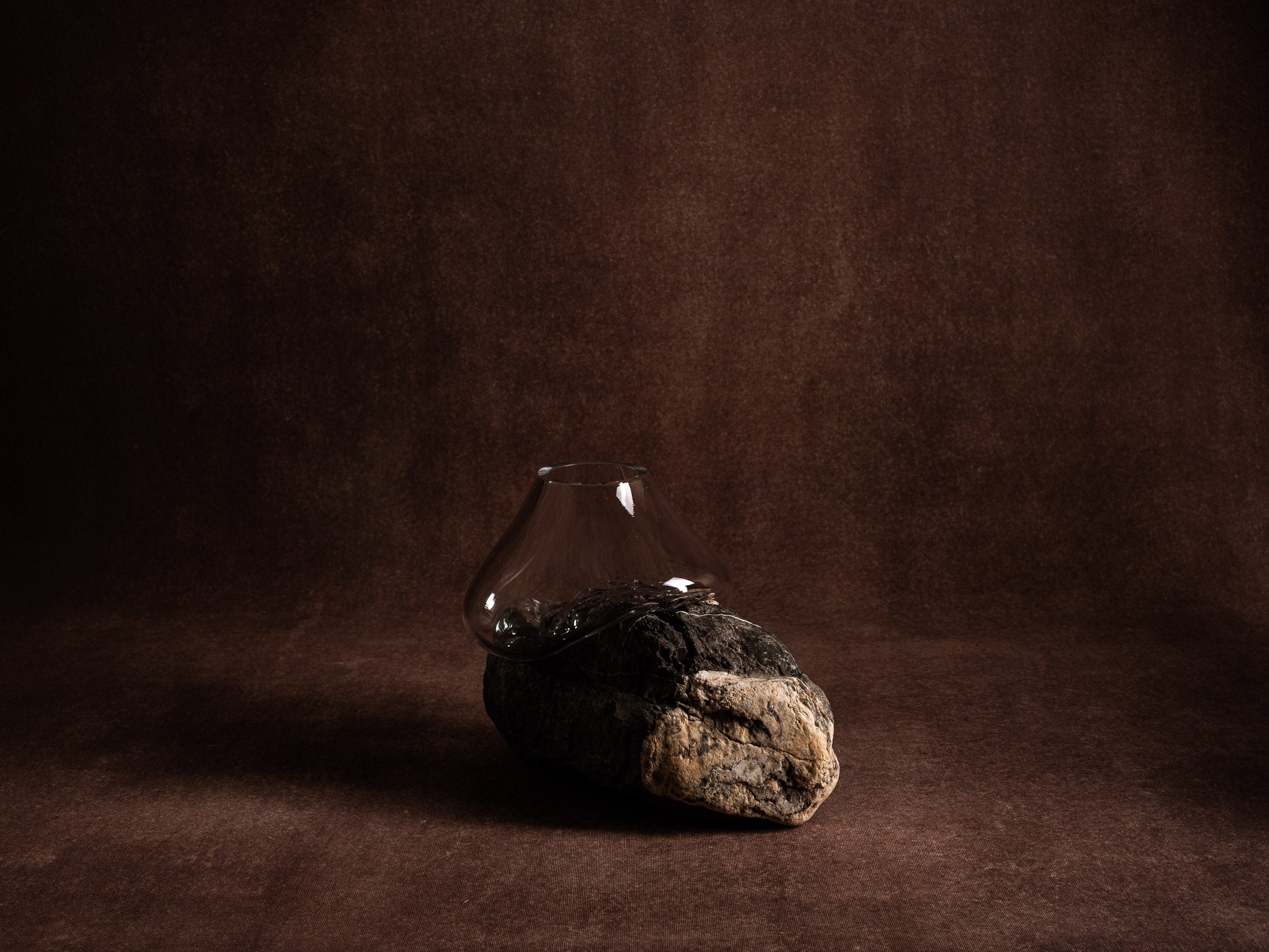 Vase‑sculpture "Aigle de Bonelli" de Lætitia Jacquetton, France (2021)..Sculpture‑vase "Aigle de Bonelli" by Lætitia Jacquetton, France (2021)