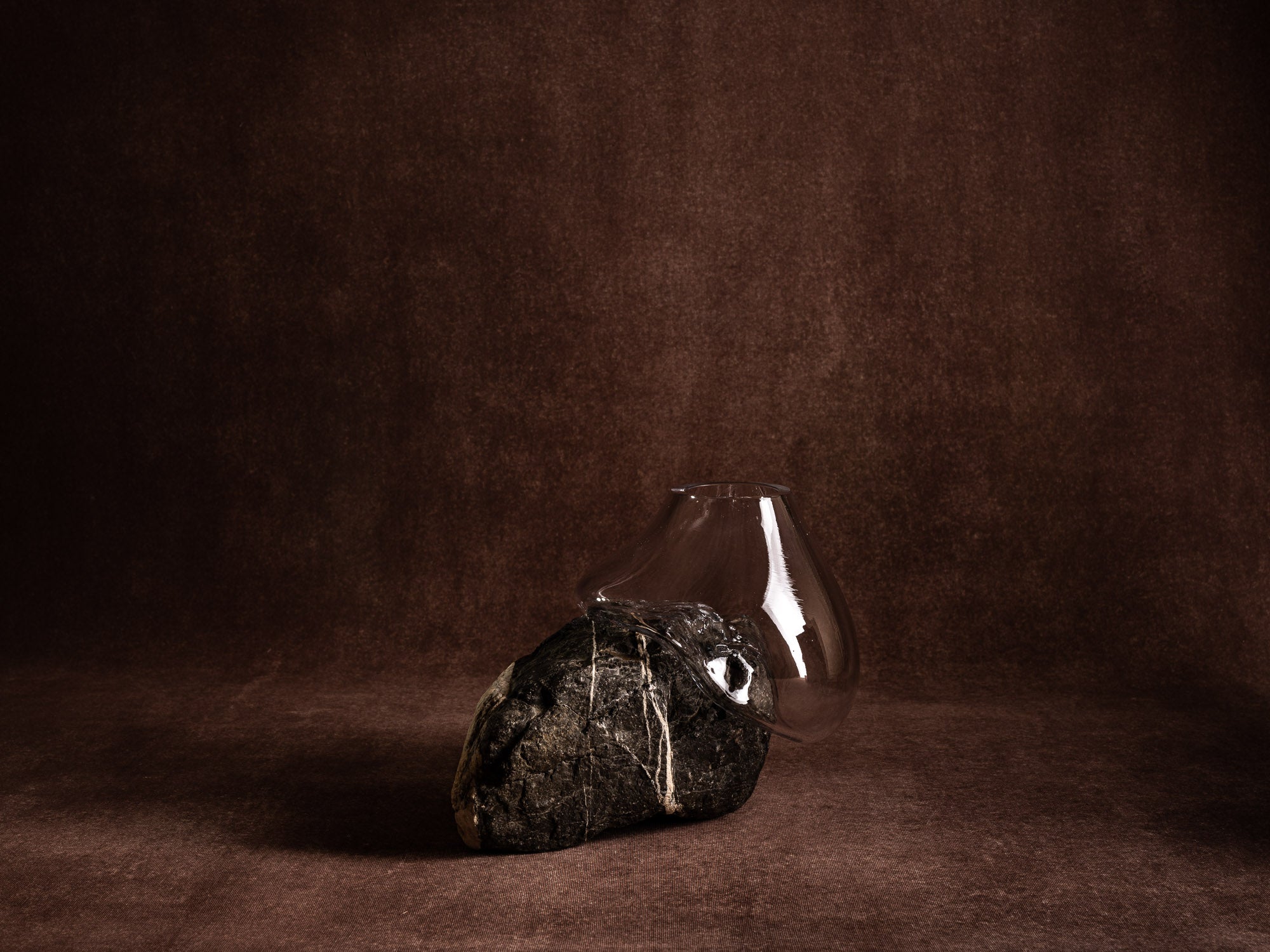 Vase‑sculpture "Aigle de Bonelli" de Lætitia Jacquetton, France (2021)..Sculpture‑vase "Aigle de Bonelli" by Lætitia Jacquetton, France (2021)