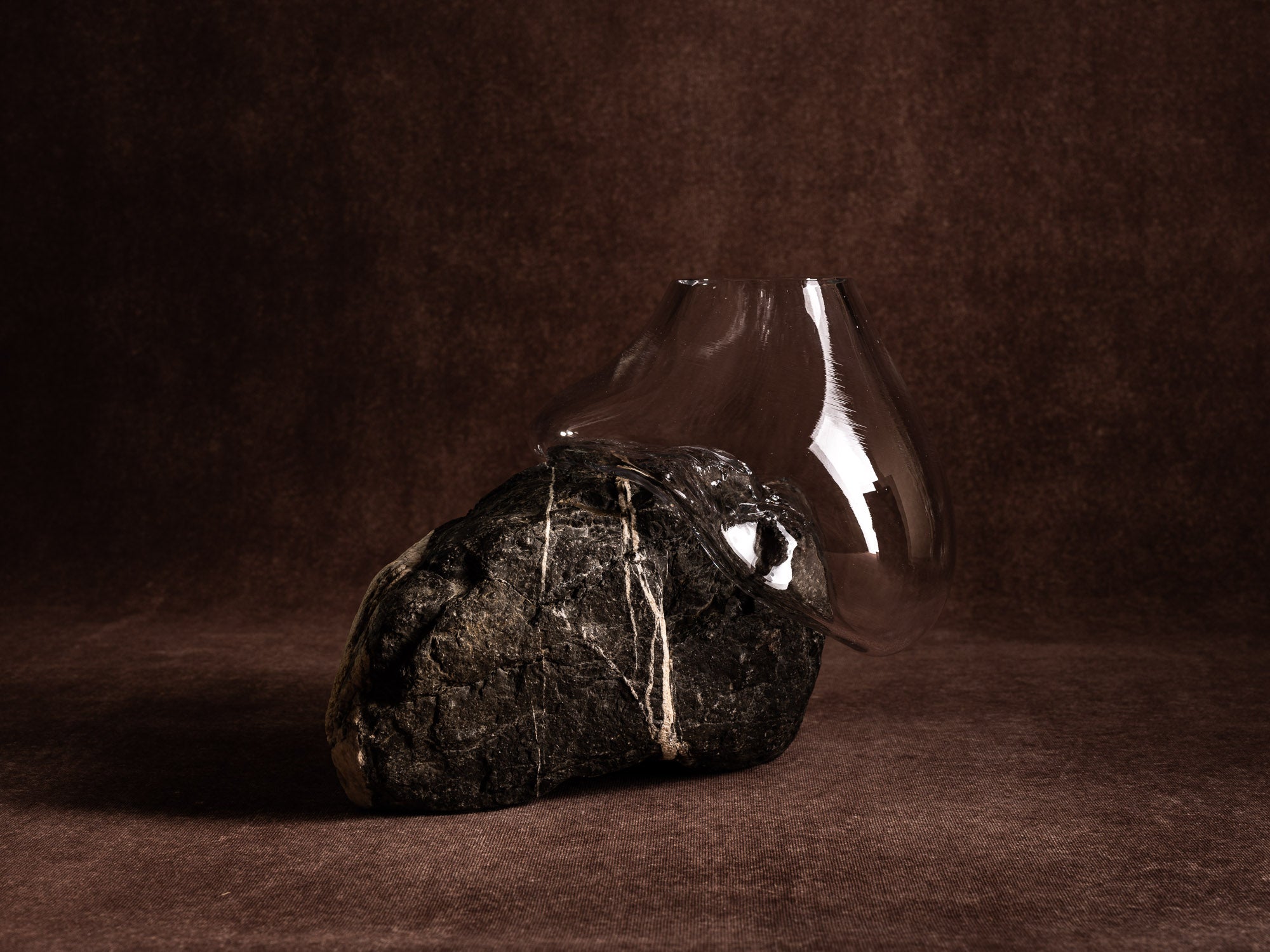 Vase‑sculpture "Aigle de Bonelli" de Lætitia Jacquetton, France (2021)..Sculpture‑vase "Aigle de Bonelli" by Lætitia Jacquetton, France (2021)