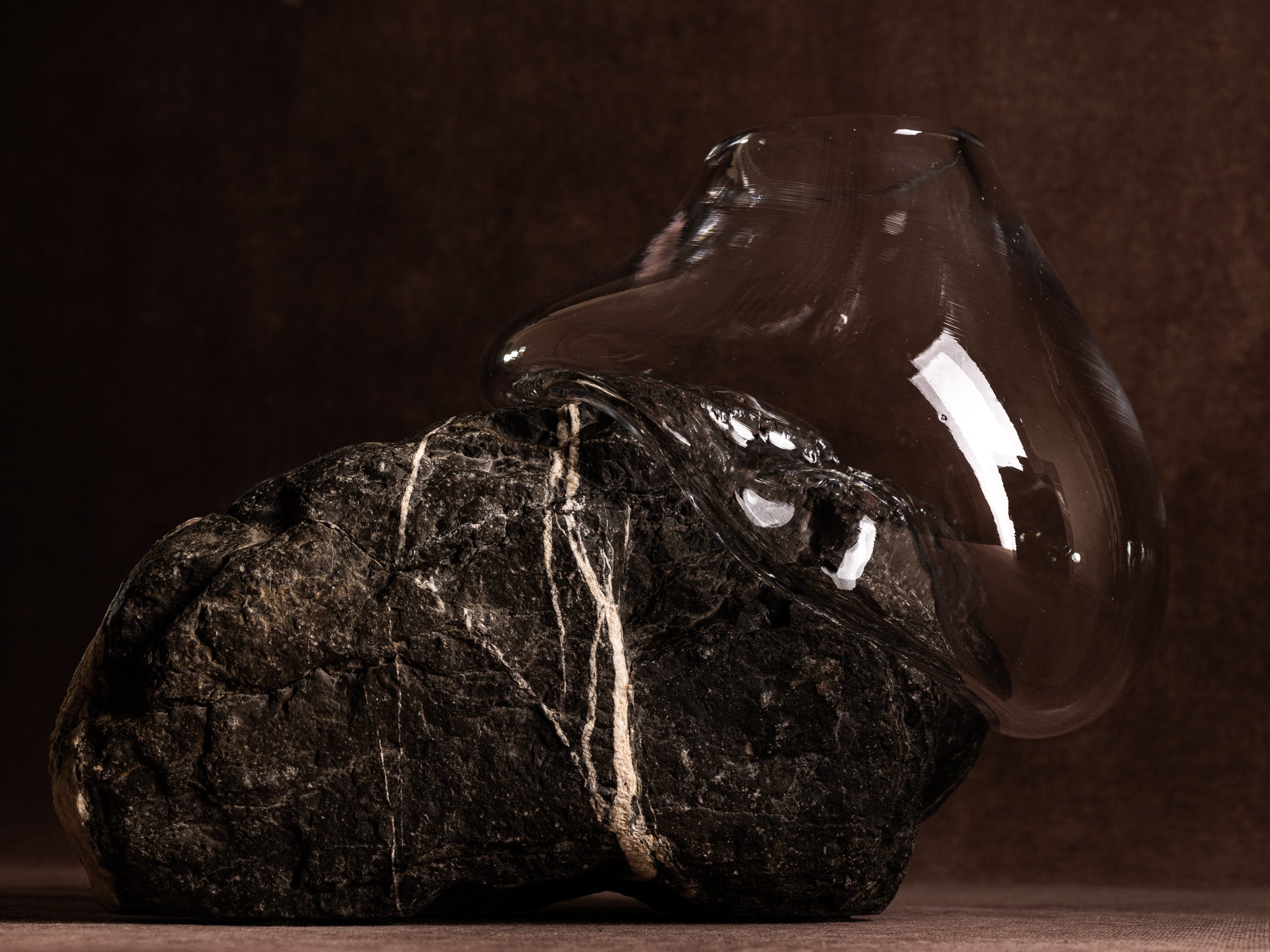 Vase‑sculpture "Aigle de Bonelli" de Lætitia Jacquetton, France (2021)..Sculpture‑vase "Aigle de Bonelli" by Lætitia Jacquetton, France (2021)