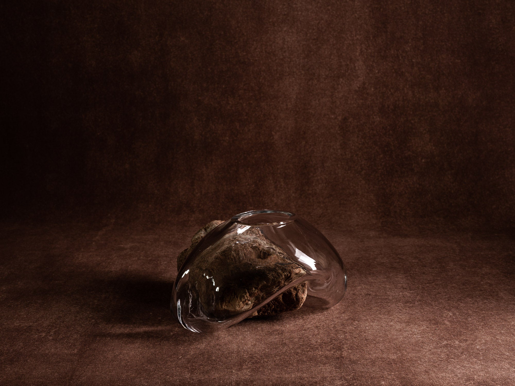 Vase‑sculpture "Gåsö" de Lætitia Jacquetton, France (2021)..Sculpture‑vase "Gåsö" by Lætitia Jacquetton, France (2021)