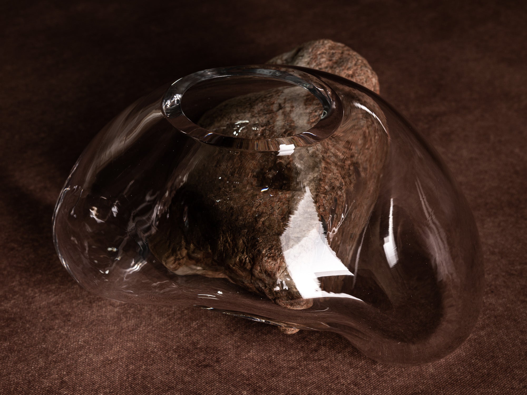 Vase‑sculpture "Gåsö" de Lætitia Jacquetton, France (2021)..Sculpture‑vase "Gåsö" by Lætitia Jacquetton, France (2021)
