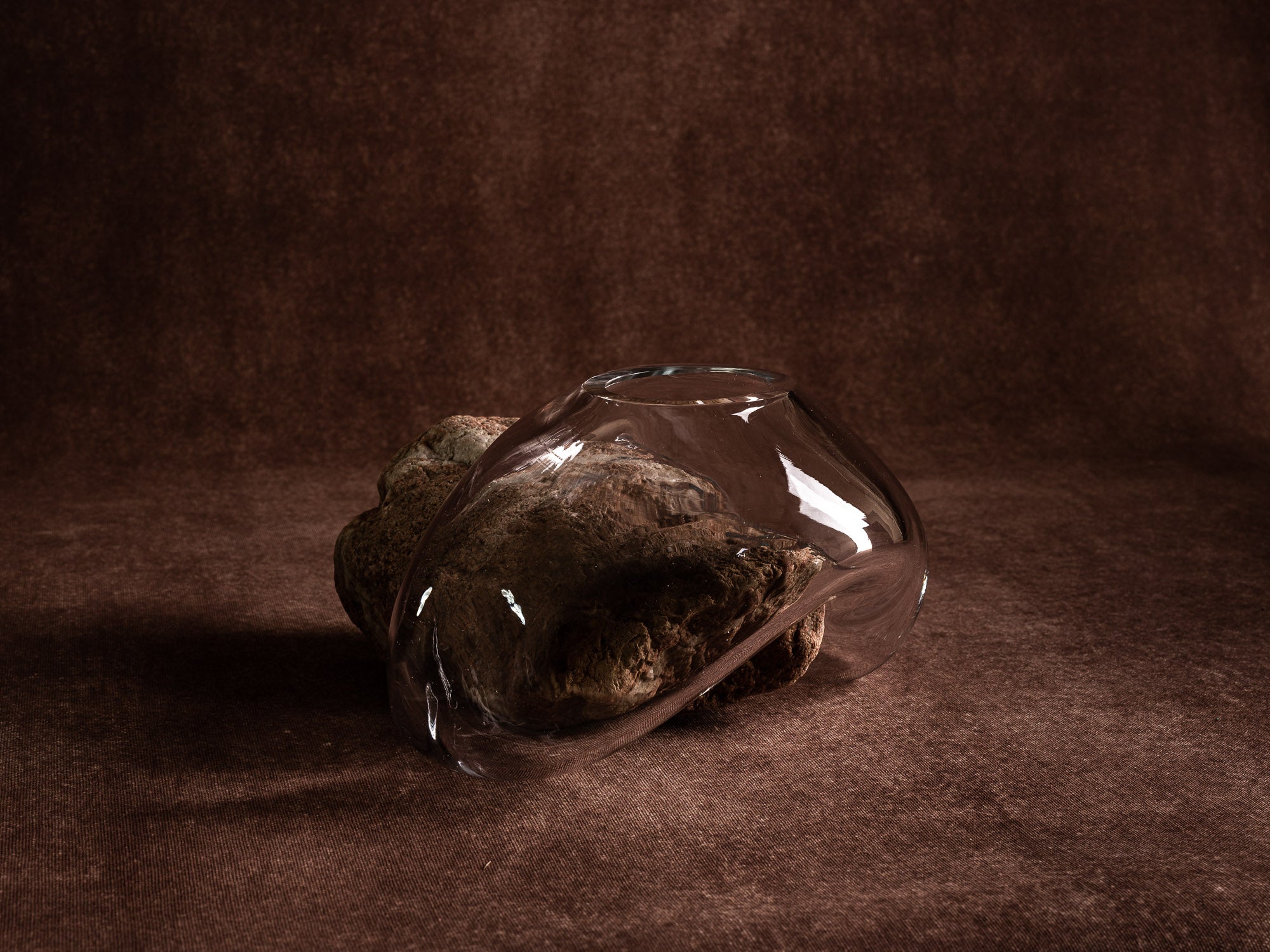 Vase‑sculpture "Gåsö" de Lætitia Jacquetton, France (2021)..Sculpture‑vase "Gåsö" by Lætitia Jacquetton, France (2021)