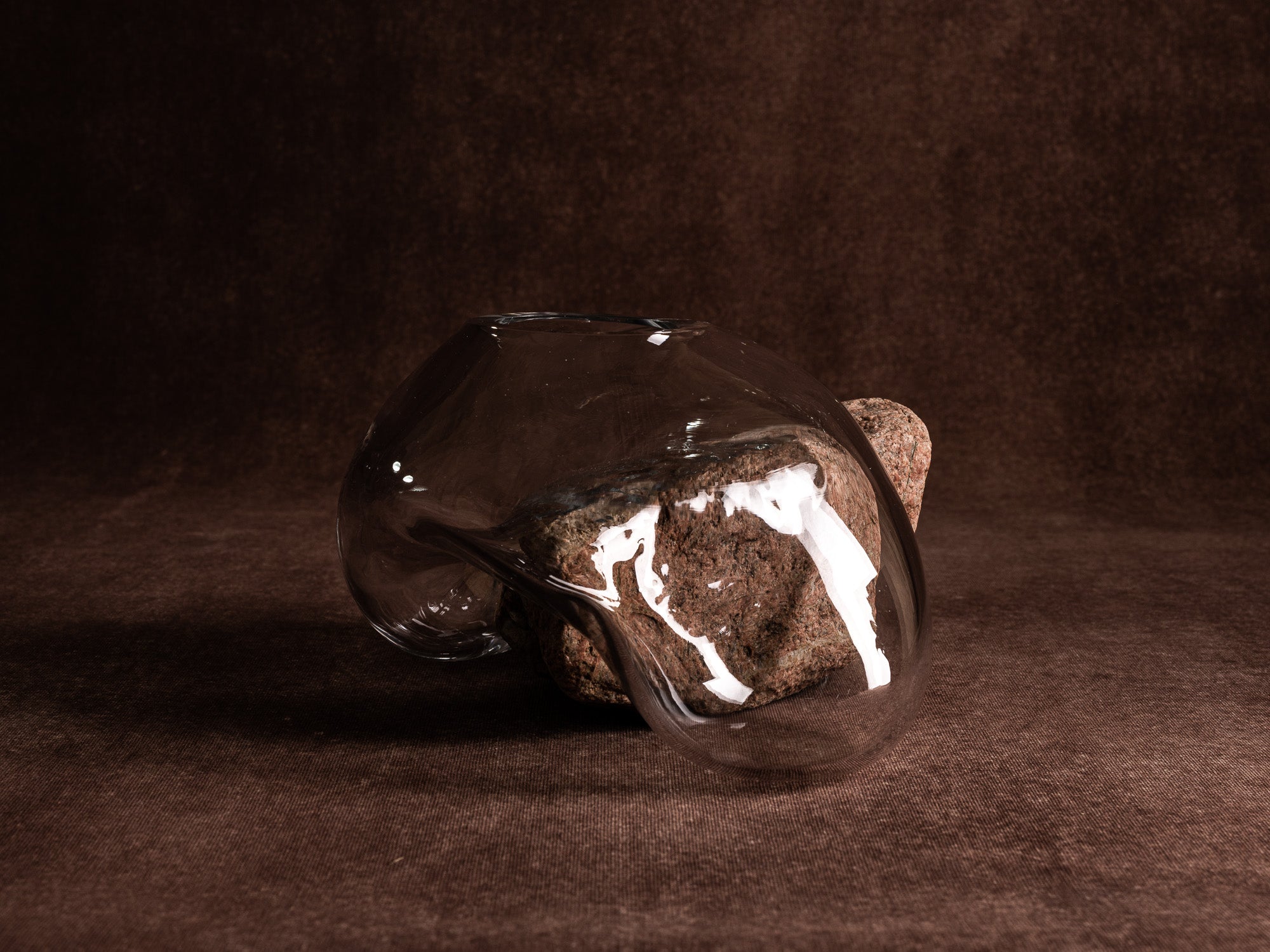 Vase‑sculpture "Gåsö" de Lætitia Jacquetton, France (2021)..Sculpture‑vase "Gåsö" by Lætitia Jacquetton, France (2021)