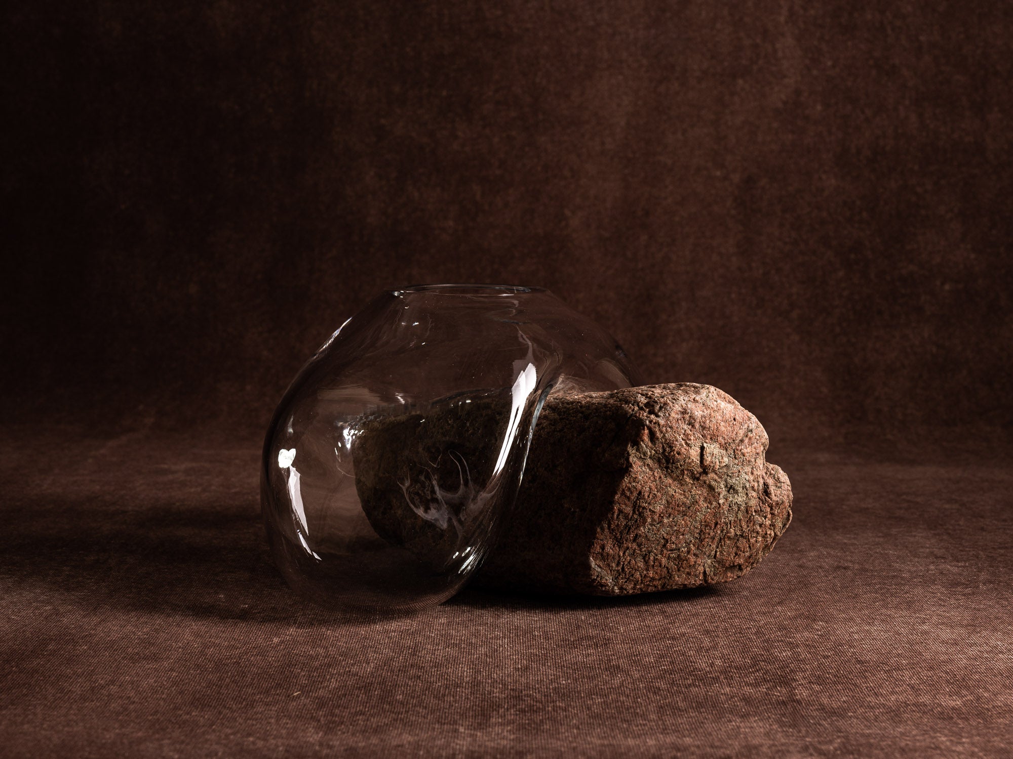 Vase‑sculpture "Gåsö" de Lætitia Jacquetton, France (2021)..Sculpture‑vase "Gåsö" by Lætitia Jacquetton, France (2021)