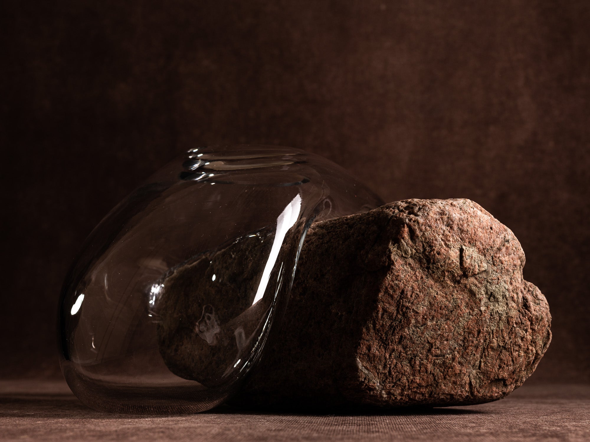 Vase‑sculpture "Gåsö" de Lætitia Jacquetton, France (2021)..Sculpture‑vase "Gåsö" by Lætitia Jacquetton, France (2021)