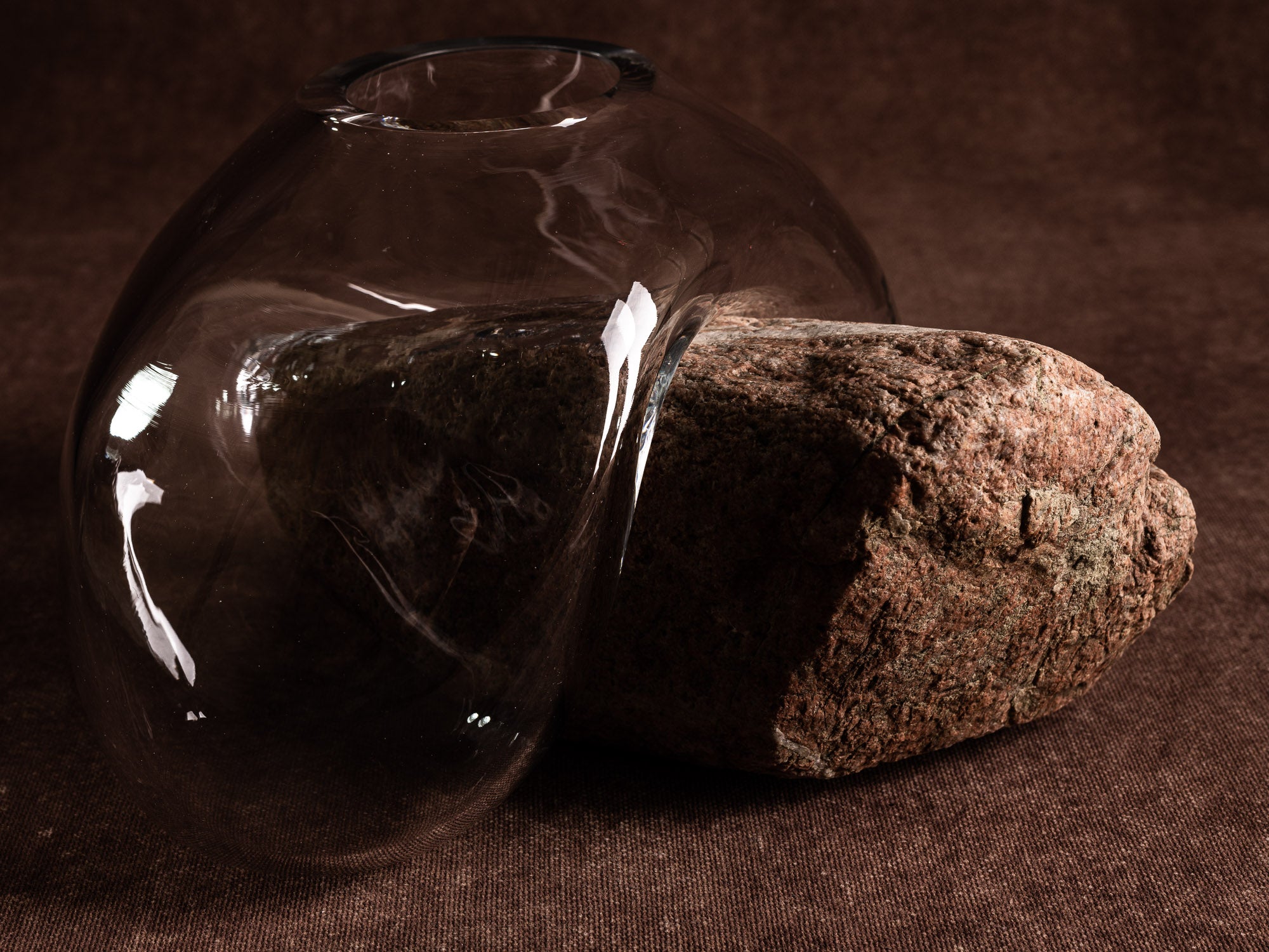Vase‑sculpture "Gåsö" de Lætitia Jacquetton, France (2021)..Sculpture‑vase "Gåsö" by Lætitia Jacquetton, France (2021)