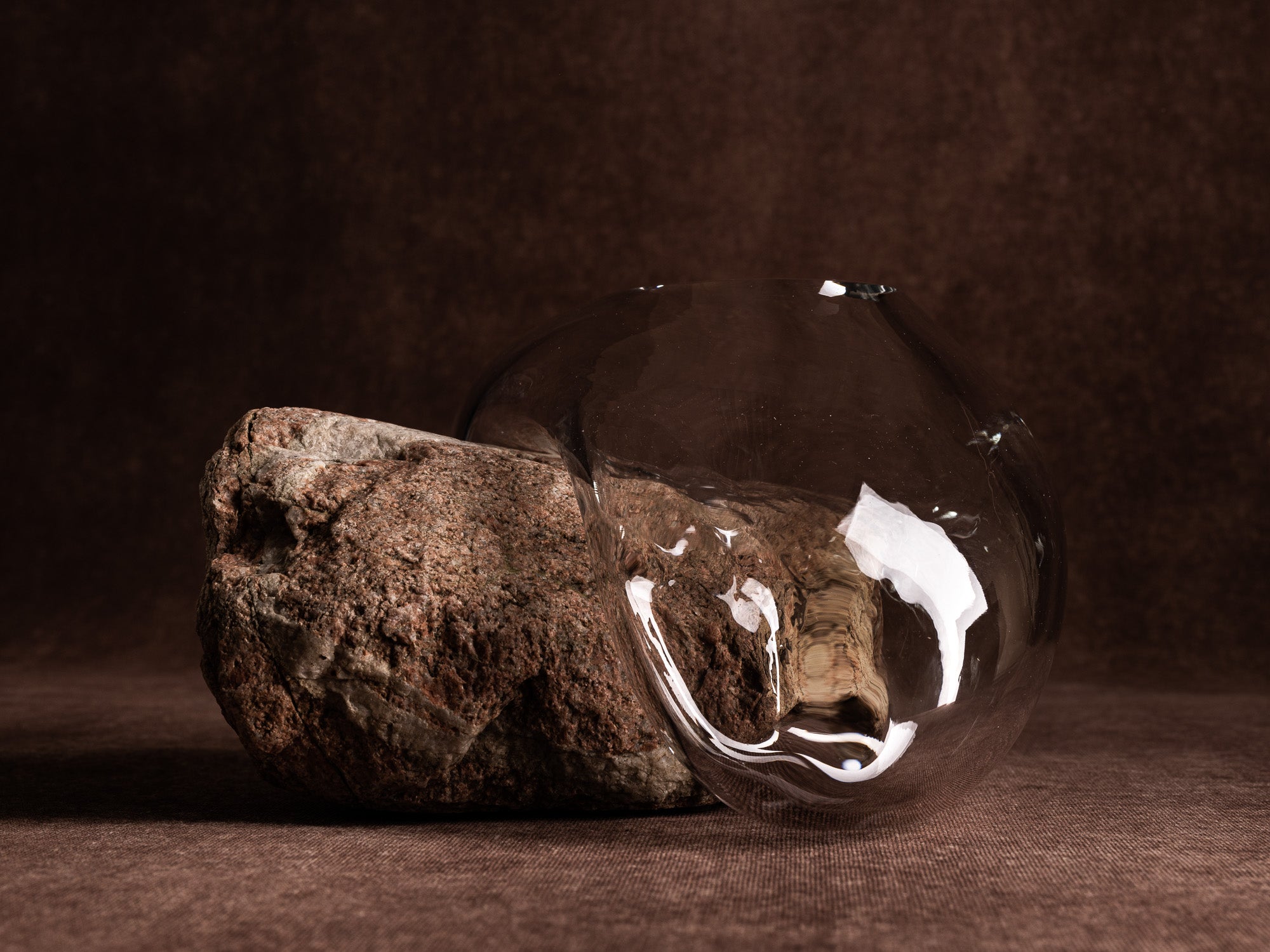 Vase‑sculpture "Gåsö" de Lætitia Jacquetton, France (2021)..Sculpture‑vase "Gåsö" by Lætitia Jacquetton, France (2021)