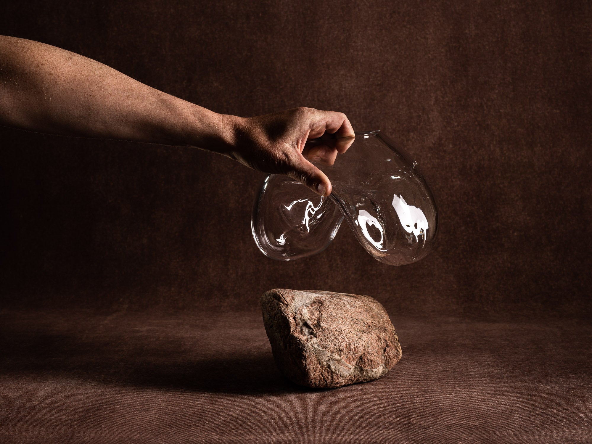 Vase‑sculpture "Gåsö" de Lætitia Jacquetton, France (2021)..Sculpture‑vase "Gåsö" by Lætitia Jacquetton, France (2021)