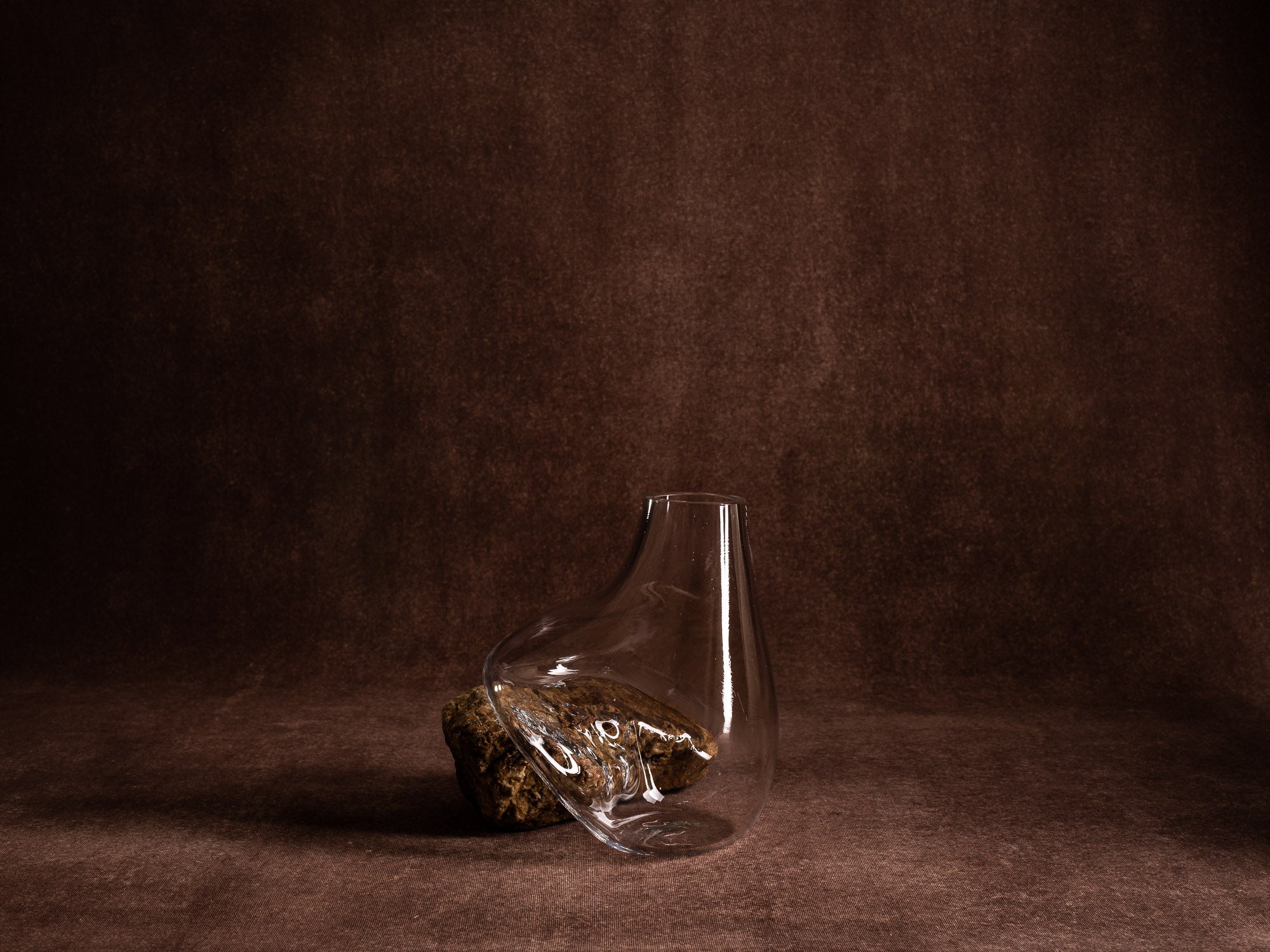 Vase‑sculpture "Ocre" de Lætitia Jacquetton, France (2021)..Sculpture‑vase "Ocre" by Lætitia Jacquetton, France (2021)
