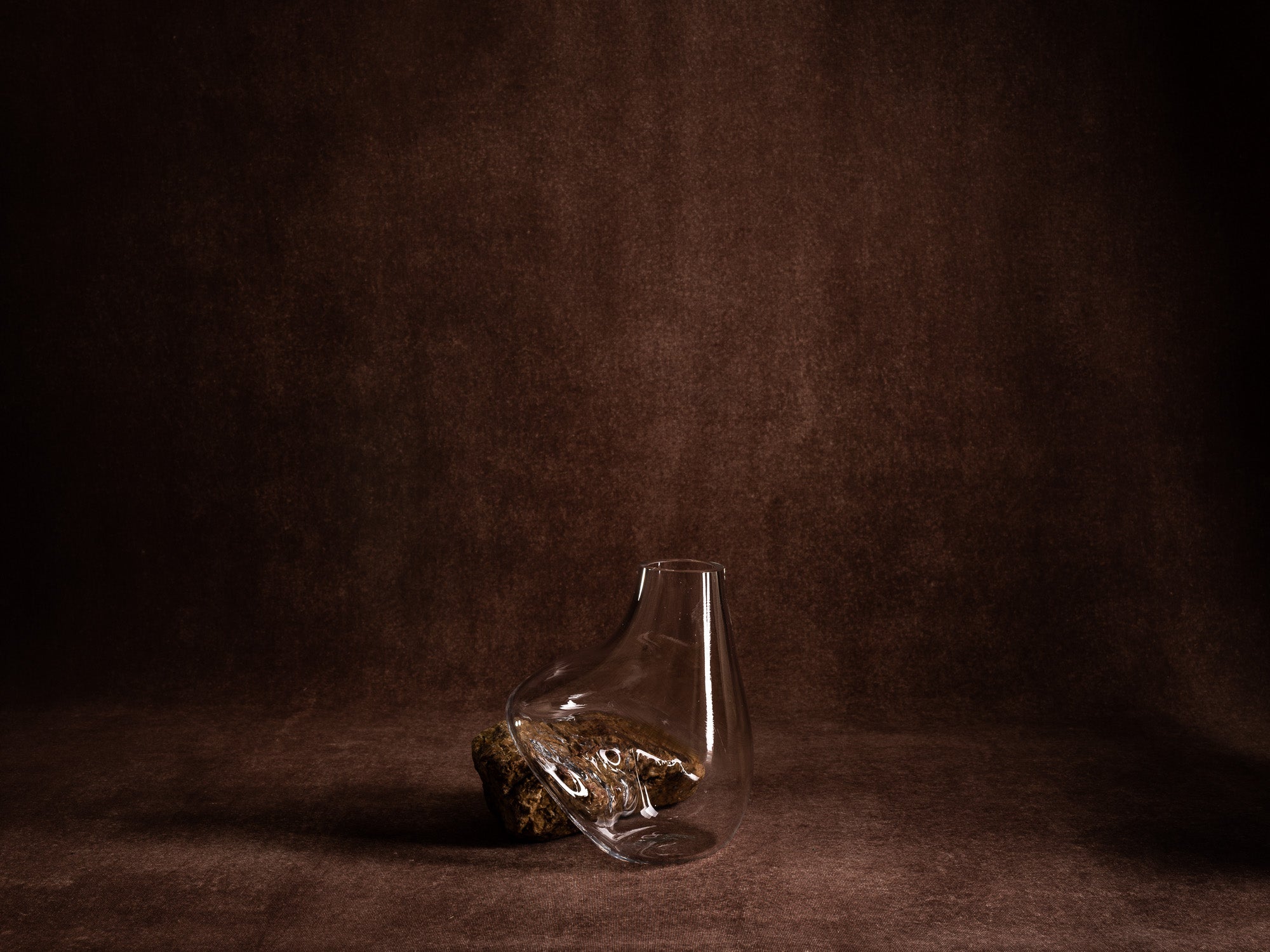 Vase‑sculpture "Ocre" de Lætitia Jacquetton, France (2021)..Sculpture‑vase "Ocre" by Lætitia Jacquetton, France (2021)