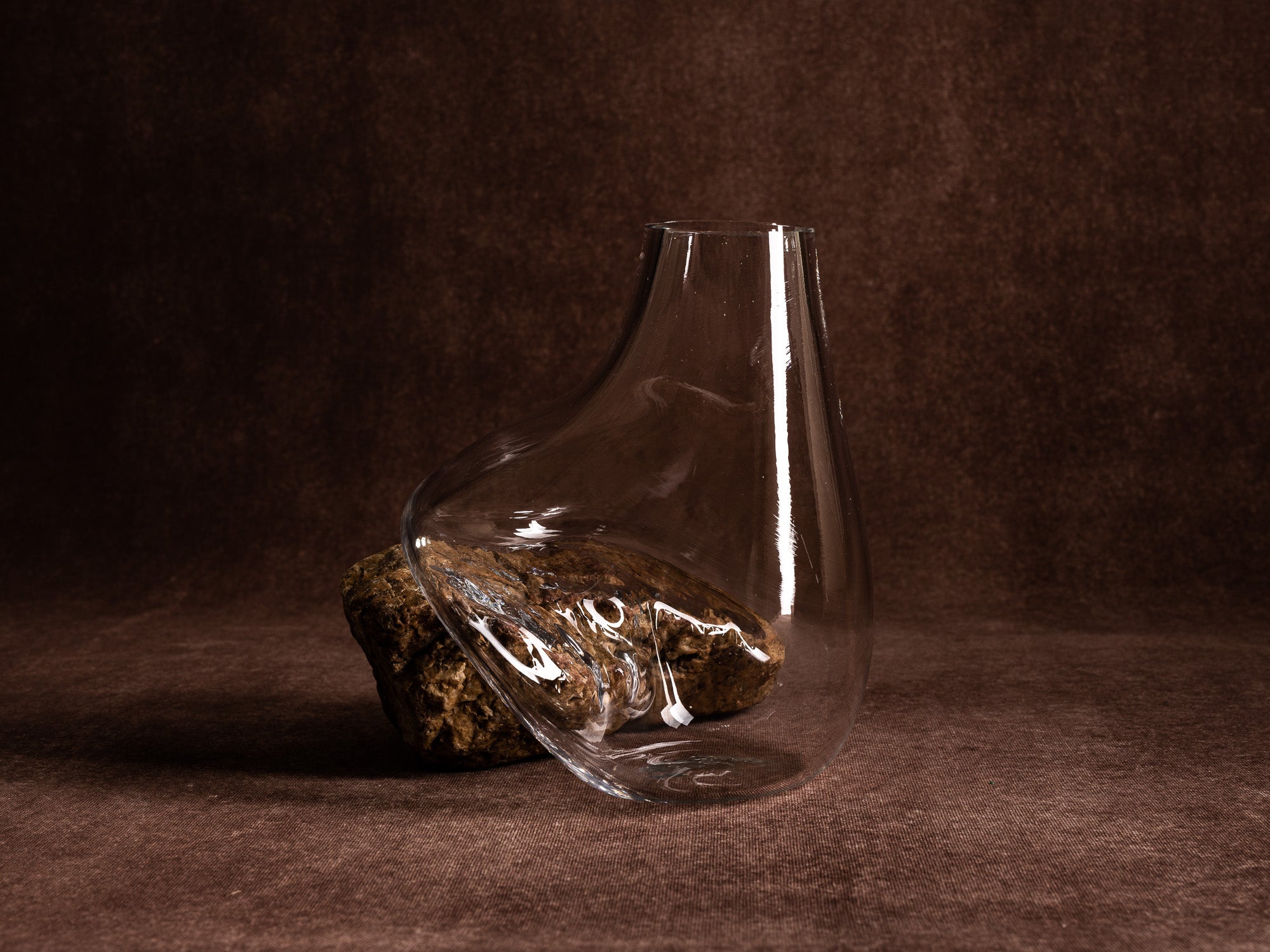 Vase‑sculpture "Ocre" de Lætitia Jacquetton, France (2021)..Sculpture‑vase "Ocre" by Lætitia Jacquetton, France (2021)