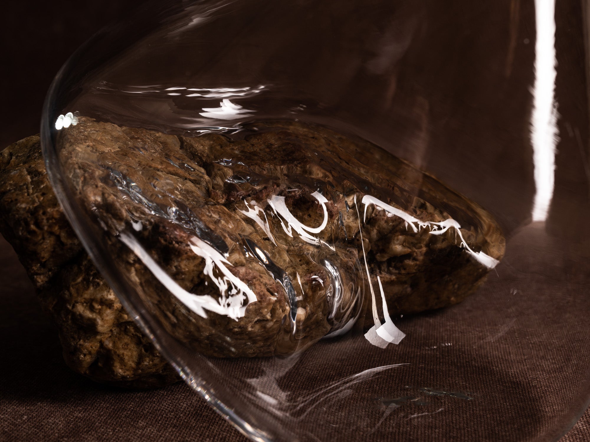 Vase‑sculpture "Ocre" de Lætitia Jacquetton, France (2021)..Sculpture‑vase "Ocre" by Lætitia Jacquetton, France (2021)
