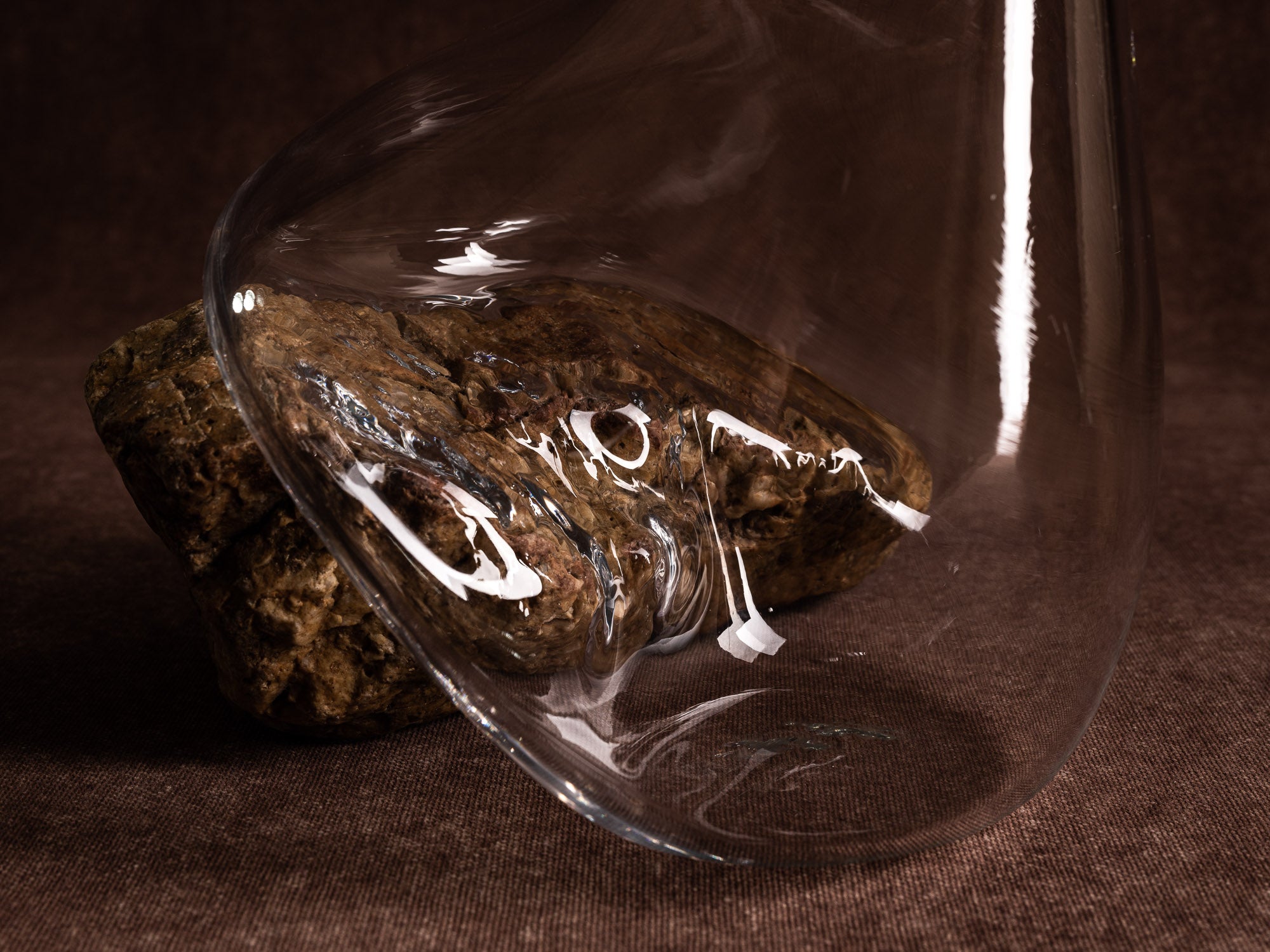 Vase‑sculpture "Ocre" de Lætitia Jacquetton, France (2021)..Sculpture‑vase "Ocre" by Lætitia Jacquetton, France (2021)