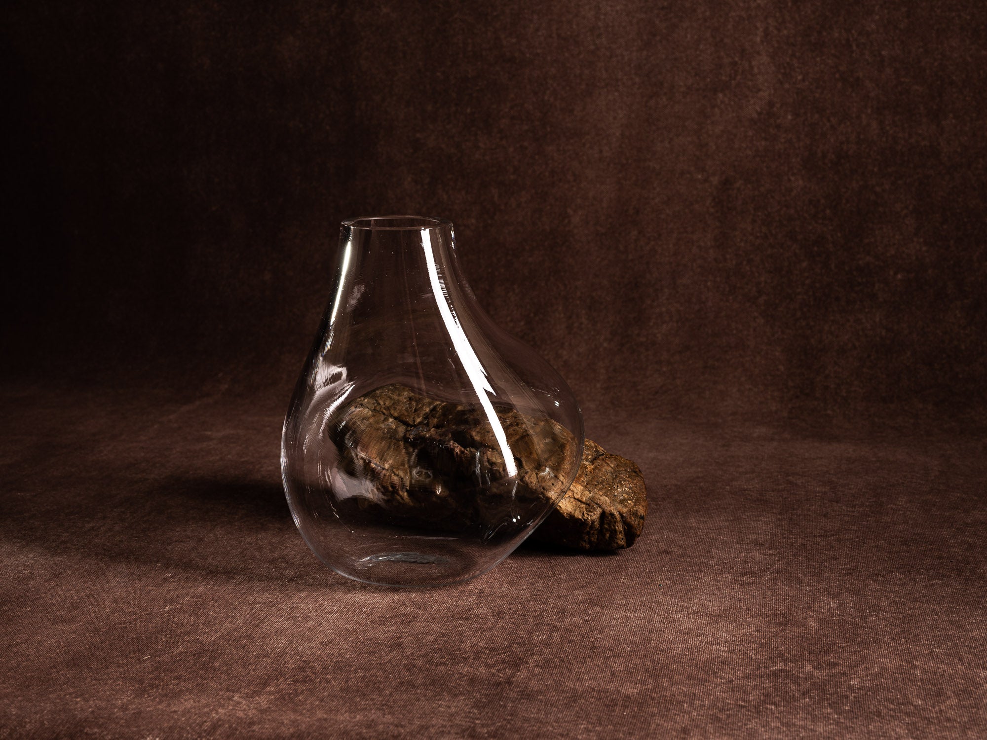Vase‑sculpture "Ocre" de Lætitia Jacquetton, France (2021)..Sculpture‑vase "Ocre" by Lætitia Jacquetton, France (2021)