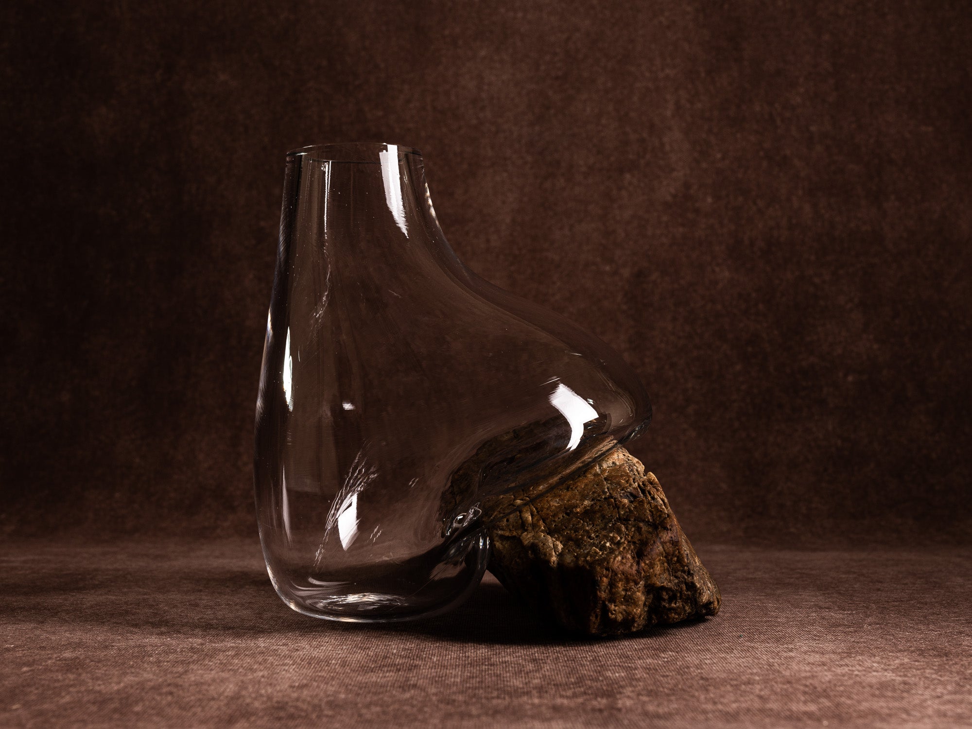 Vase‑sculpture "Ocre" de Lætitia Jacquetton, France (2021)..Sculpture‑vase "Ocre" by Lætitia Jacquetton, France (2021)