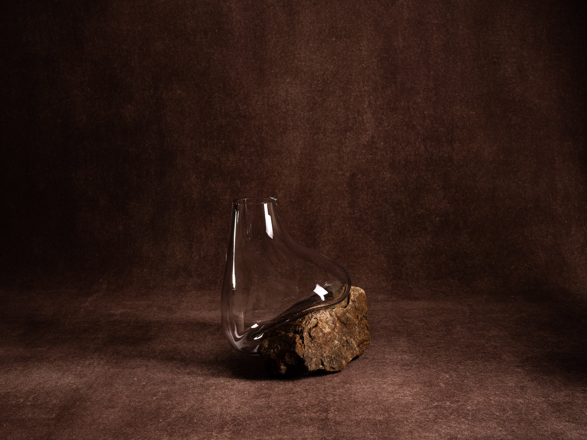 Vase‑sculpture "Ocre" de Lætitia Jacquetton, France (2021)..Sculpture‑vase "Ocre" by Lætitia Jacquetton, France (2021)