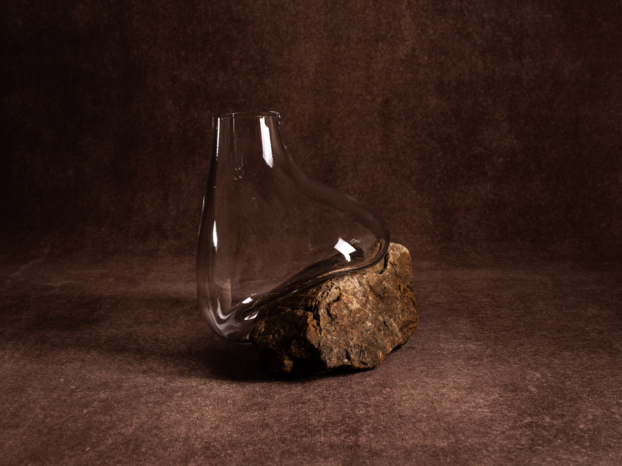 Vase‑sculpture "Ocre" de Lætitia Jacquetton, France (2021)..Sculpture‑vase "Ocre" by Lætitia Jacquetton, France (2021)
