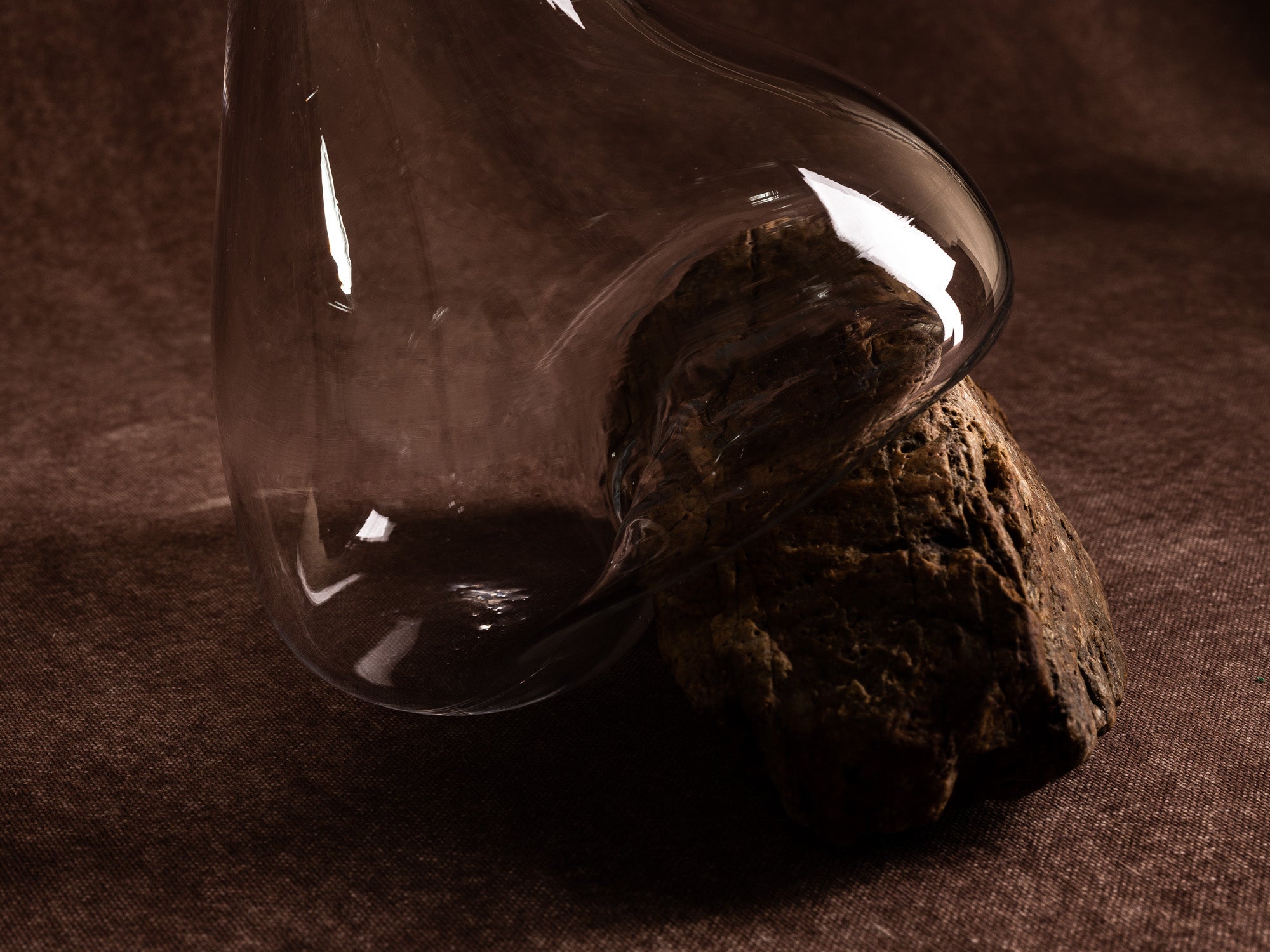 Vase‑sculpture "Ocre" de Lætitia Jacquetton, France (2021)..Sculpture‑vase "Ocre" by Lætitia Jacquetton, France (2021)