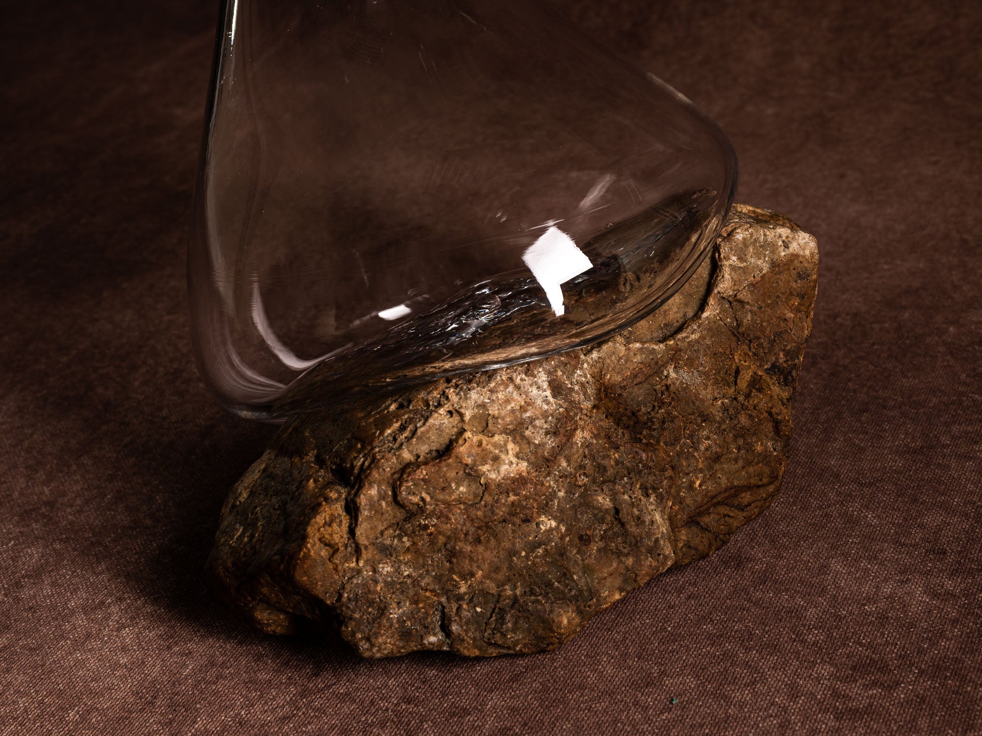 Vase‑sculpture "Ocre" de Lætitia Jacquetton, France (2021)..Sculpture‑vase "Ocre" by Lætitia Jacquetton, France (2021)