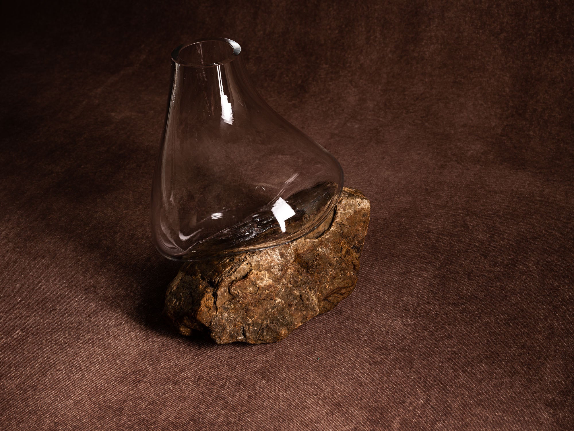 Vase‑sculpture "Ocre" de Lætitia Jacquetton, France (2021)..Sculpture‑vase "Ocre" by Lætitia Jacquetton, France (2021)