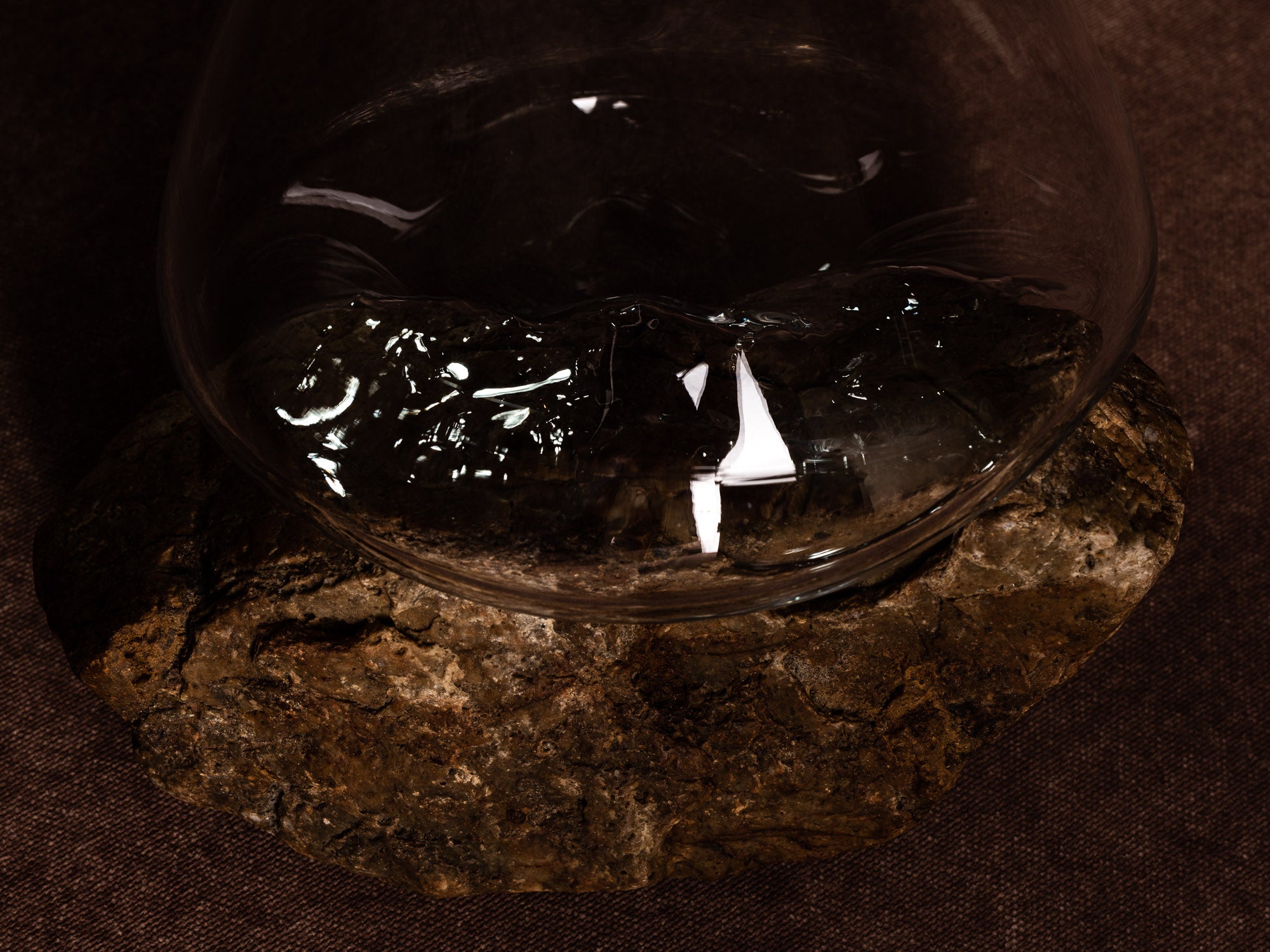 Vase‑sculpture "Ocre" de Lætitia Jacquetton, France (2021)..Sculpture‑vase "Ocre" by Lætitia Jacquetton, France (2021)