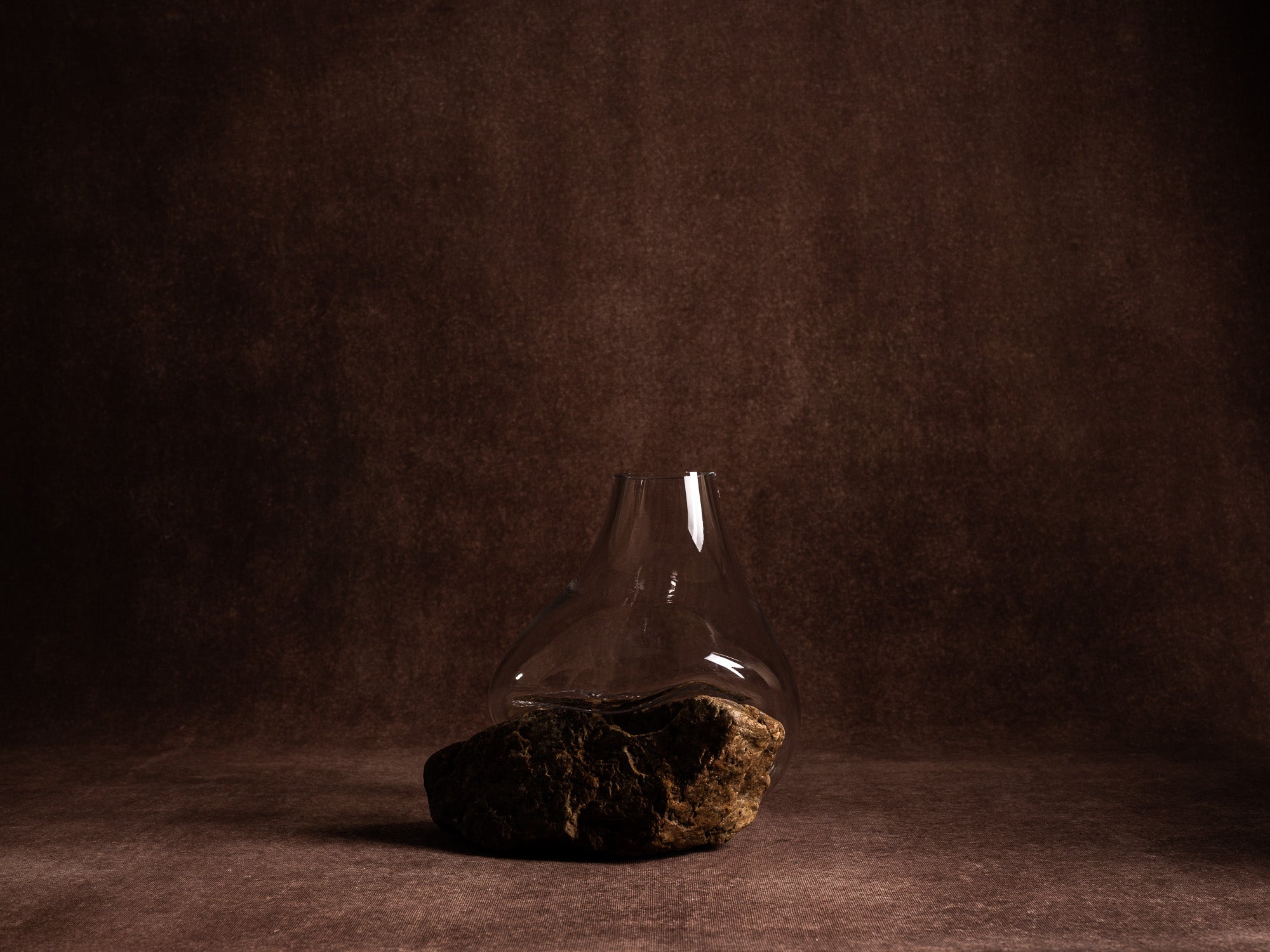 Vase‑sculpture "Ocre" de Lætitia Jacquetton, France (2021)..Sculpture‑vase "Ocre" by Lætitia Jacquetton, France (2021)