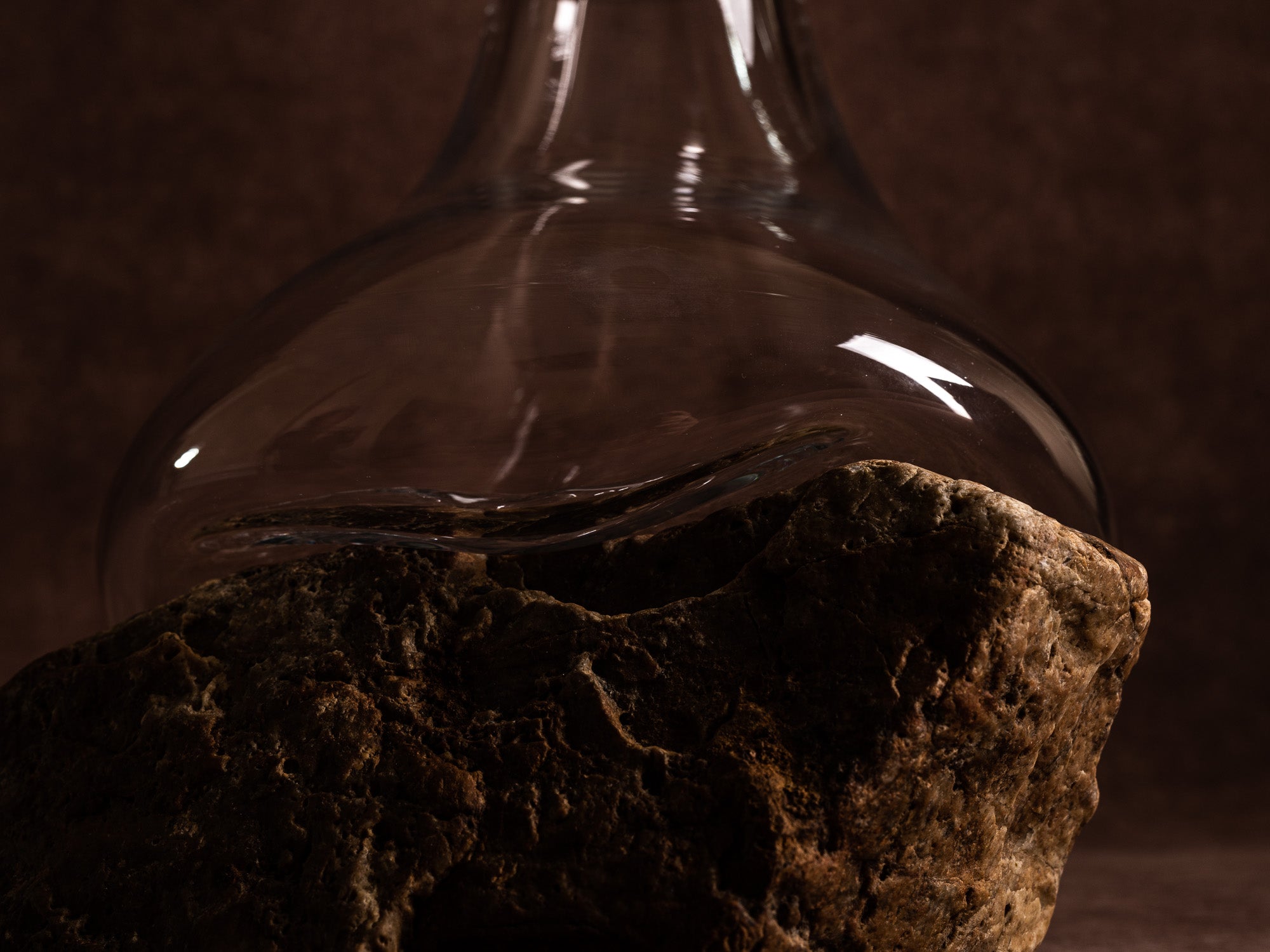 Vase‑sculpture "Ocre" de Lætitia Jacquetton, France (2021)..Sculpture‑vase "Ocre" by Lætitia Jacquetton, France (2021)