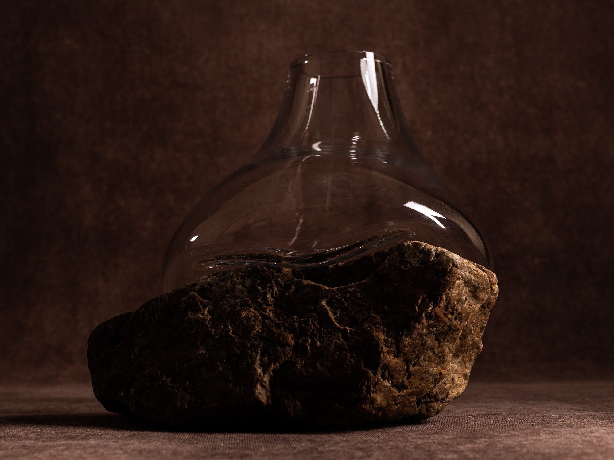 Vase‑sculpture "Ocre" de Lætitia Jacquetton, France (2021)..Sculpture‑vase "Ocre" by Lætitia Jacquetton, France (2021)