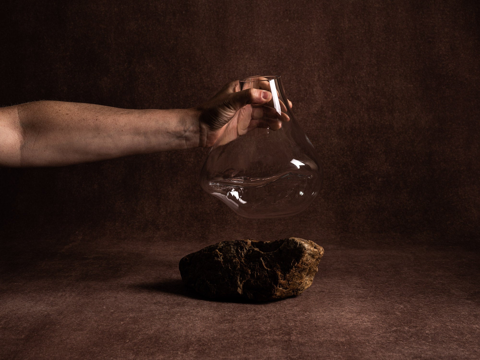 Vase‑sculpture "Ocre" de Lætitia Jacquetton, France (2021)..Sculpture‑vase "Ocre" by Lætitia Jacquetton, France (2021)