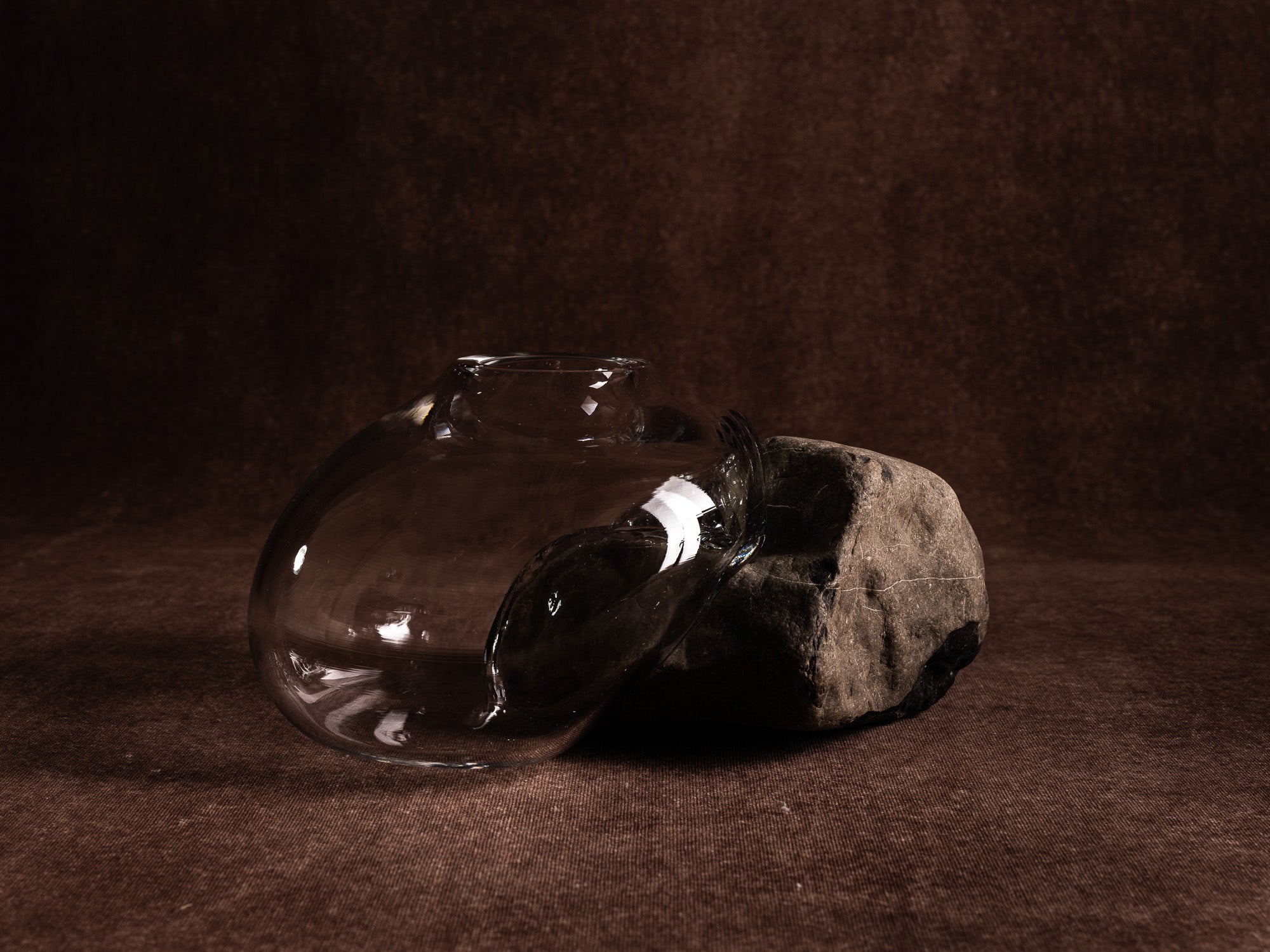 Vase‑sculpture "Rune" de Lætitia Jacquetton, France (2021)..Sculpture‑vase "Rune" by Lætitia Jacquetton, France (2021)