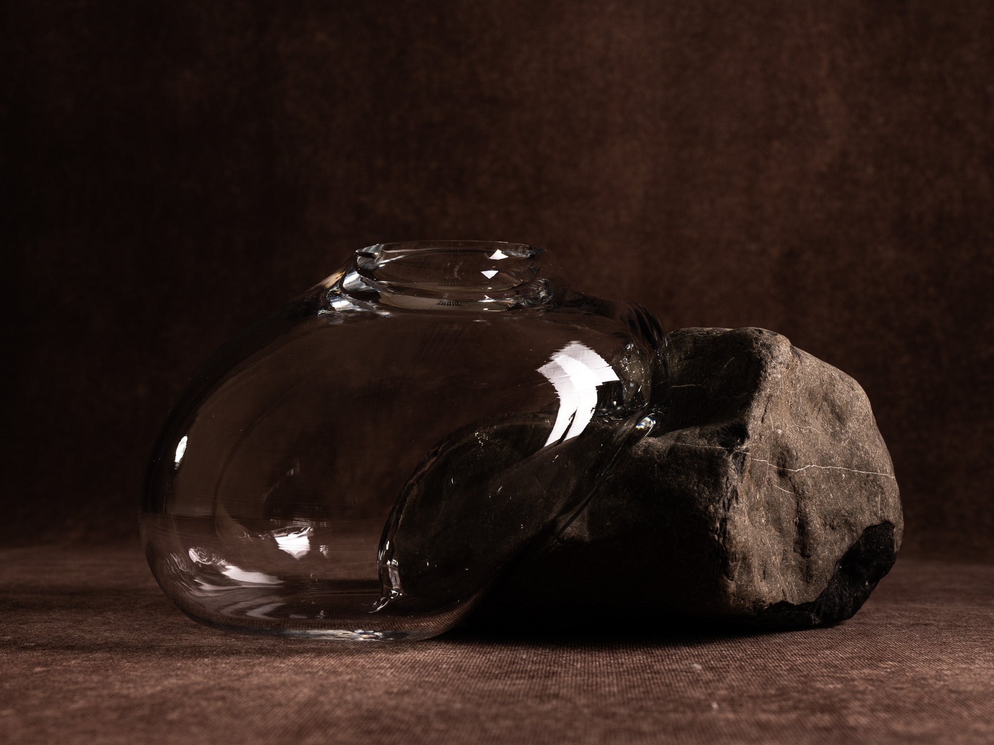 Vase‑sculpture "Rune" de Lætitia Jacquetton, France (2021)..Sculpture‑vase "Rune" by Lætitia Jacquetton, France (2021)