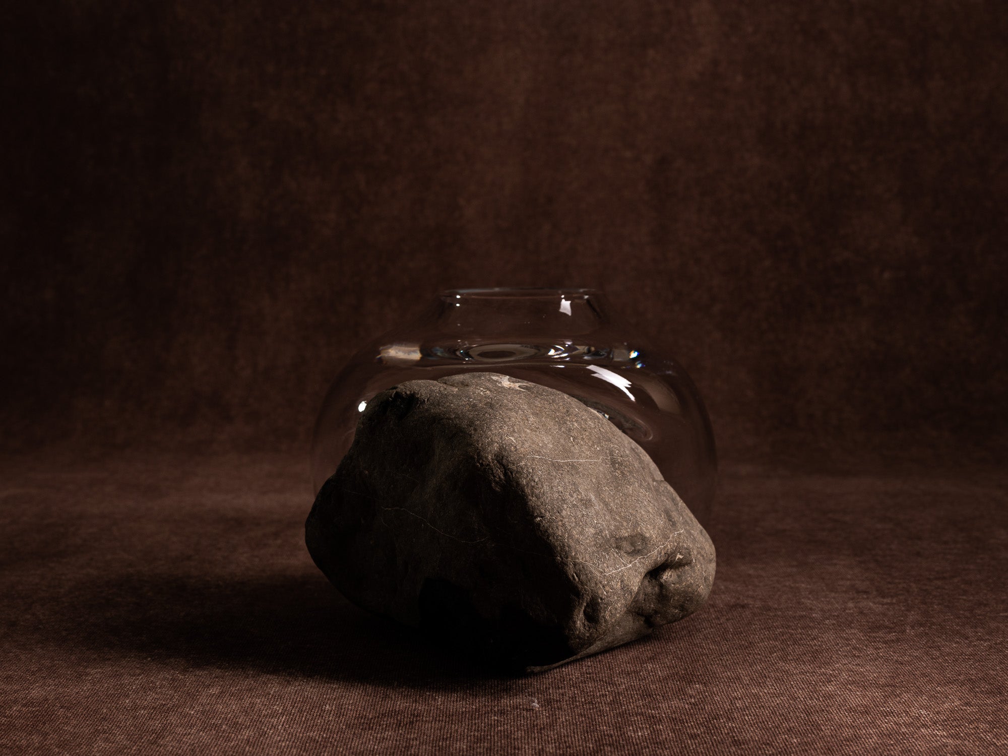 Vase‑sculpture "Rune" de Lætitia Jacquetton, France (2021)..Sculpture‑vase "Rune" by Lætitia Jacquetton, France (2021)